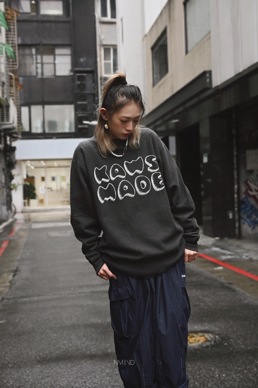 HUMAN MADE x KAWS 經典文字大學踢衛衣 黑