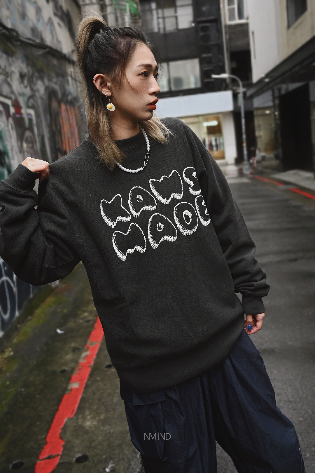 HUMAN MADE x KAWS 經典文字大學踢衛衣 黑