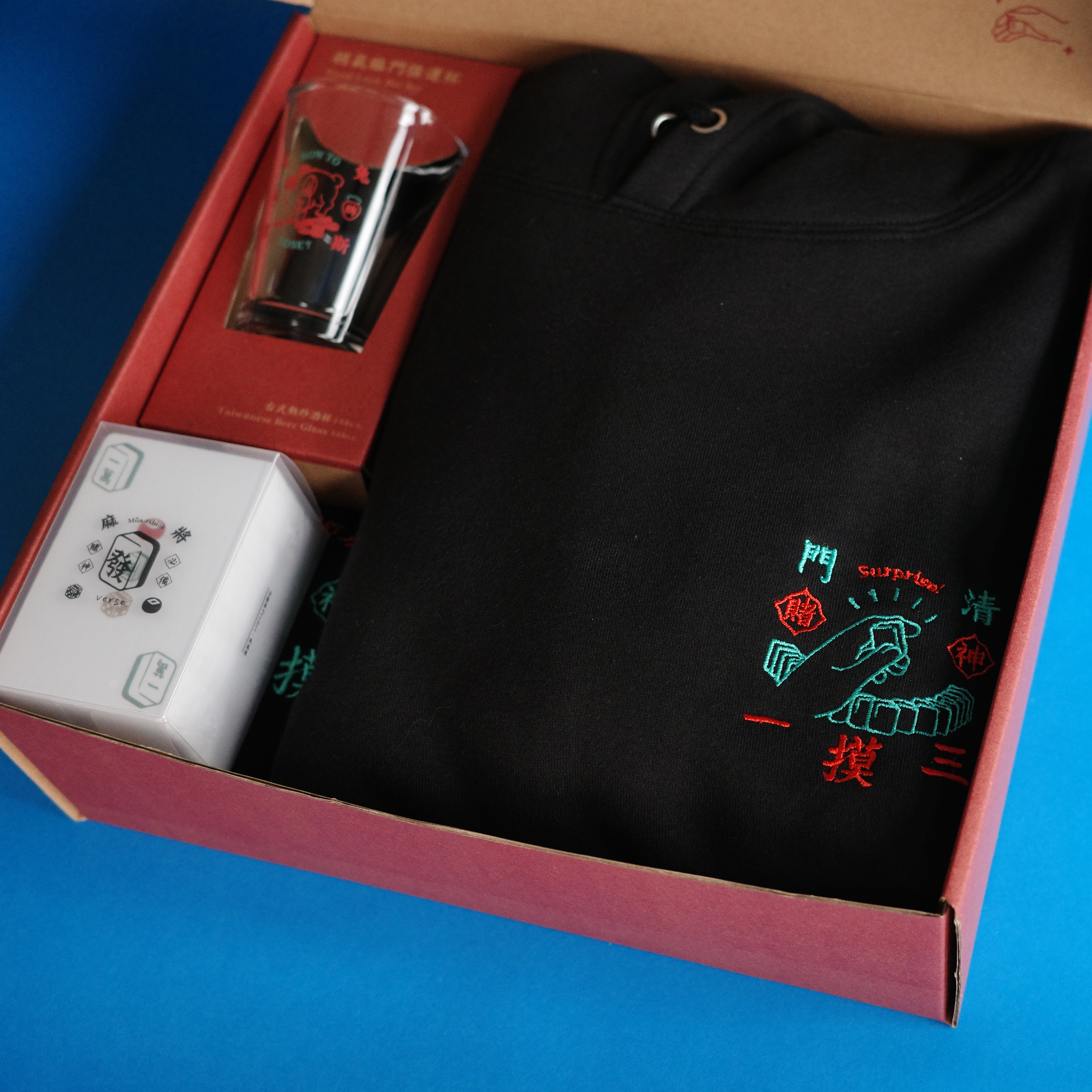 "超限量"宇宙大禮盒(帽踢+短踢+熱炒杯*1+紙麻將)