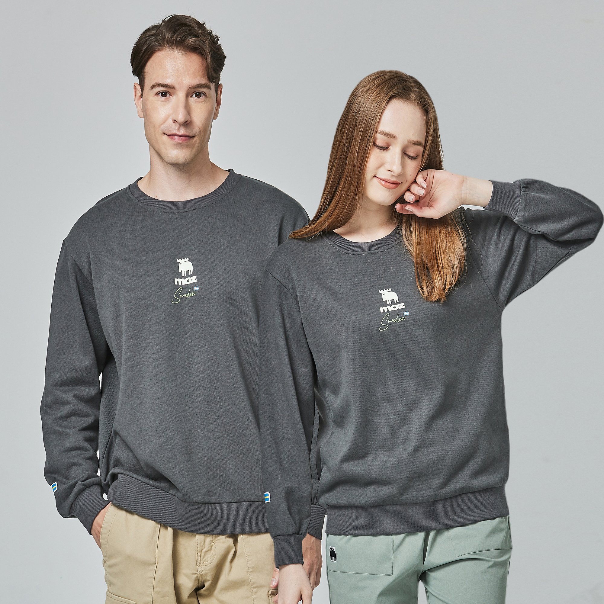 moz瑞典 草寫駝鹿 印花大學T-碳灰(亞洲版) 男女共款