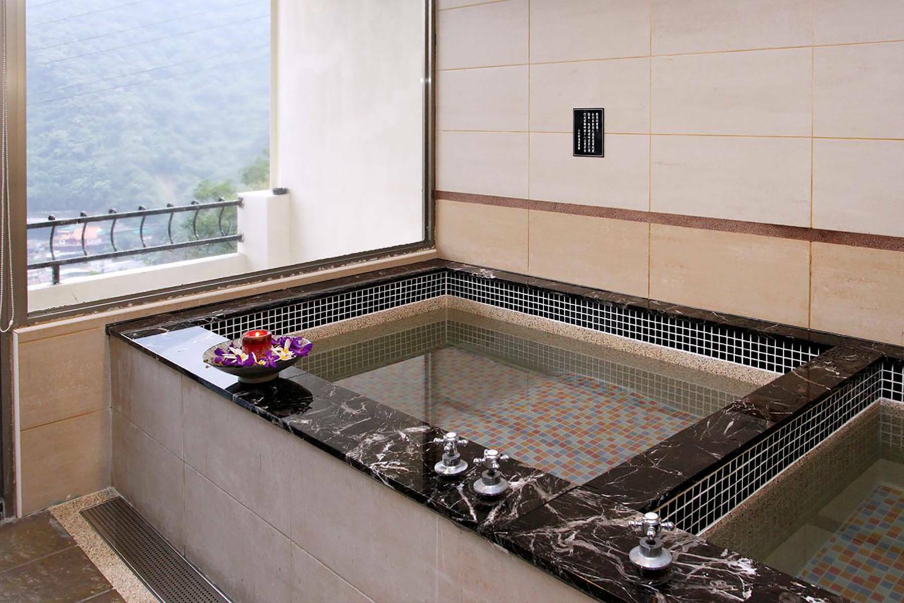 烏來泡湯湯屋｜山水妍烏來館溫泉池