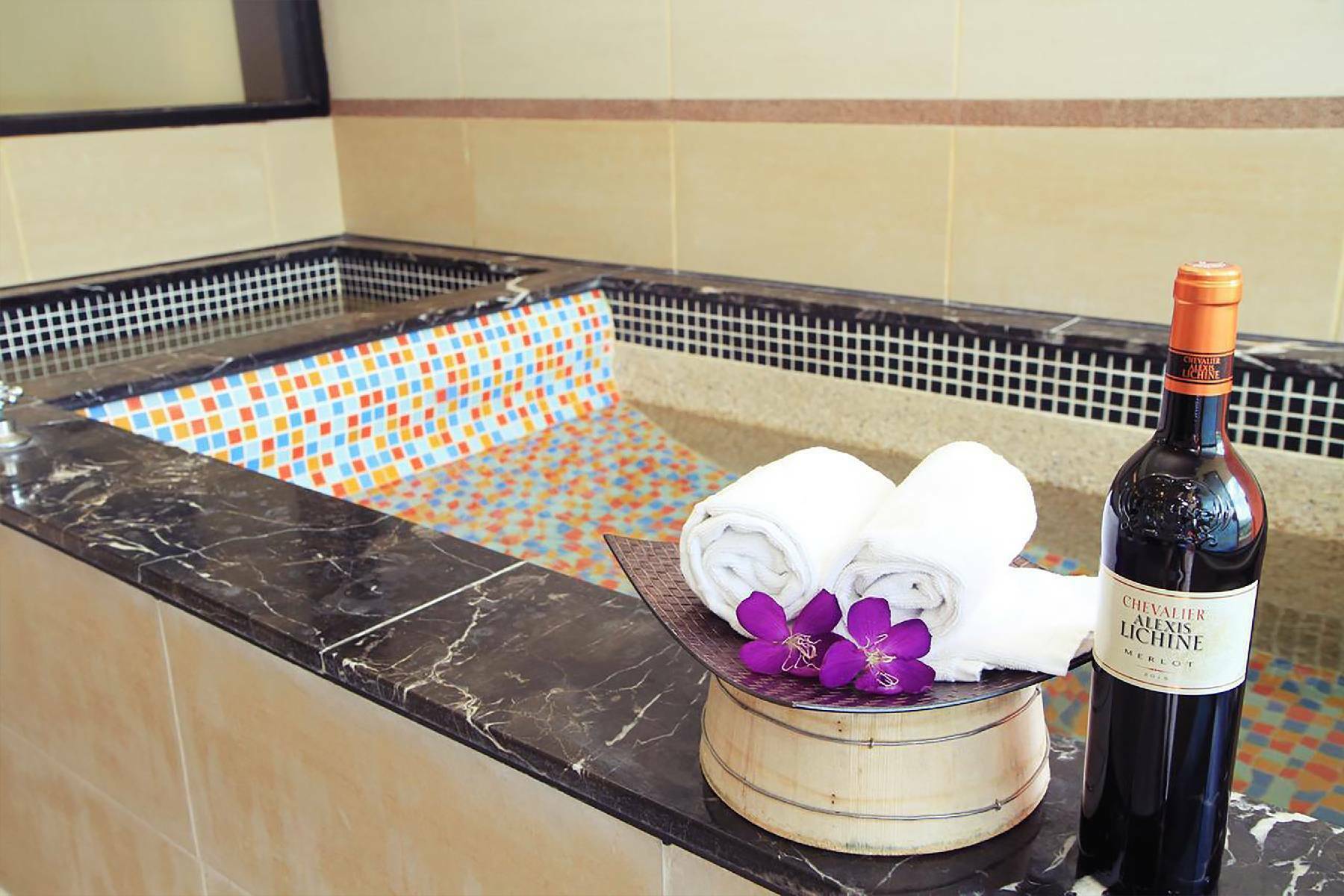 烏來泡湯湯屋｜山水妍烏來館浴缸