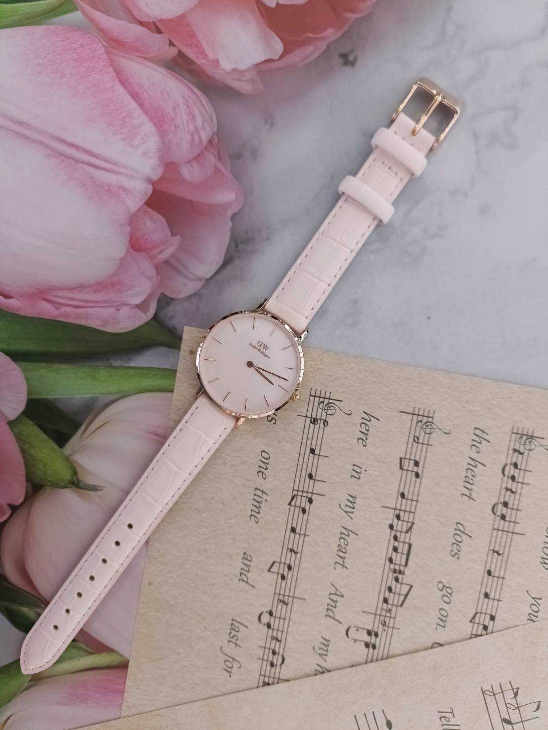 【DW Daniel Wellington】珍珠粉貝經典款皮革腕錶 DW00100514 32mm 現代鐘錶