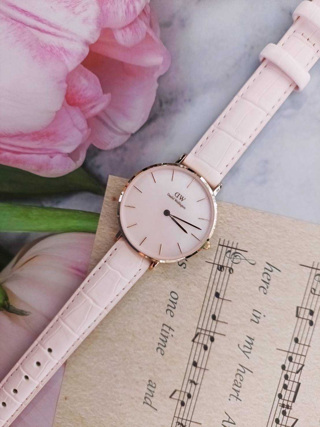 【DW Daniel Wellington】珍珠粉貝經典款皮革腕錶 DW00100514 32mm 現代鐘錶