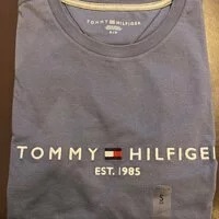 [S] TOMMY HILFIGER MEN'S LETTERING LOGO EMBROIDERY LOGO SHORT SLEEVE T-SHIRT,BLUE, 78J6318-420 (STH144)