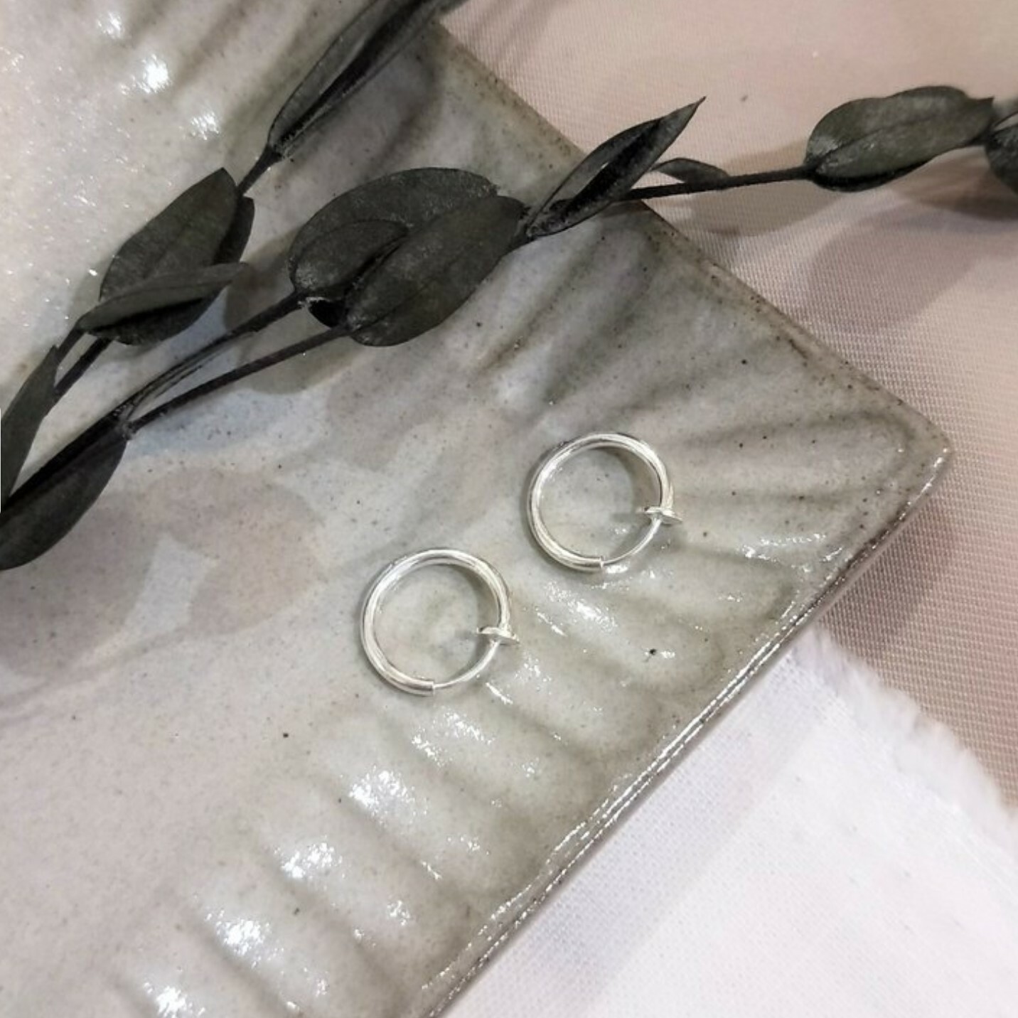 │簡約│素面彈簧 • 純銀耳夾 • 無痛 • 可碰水 • 抗過敏 S925