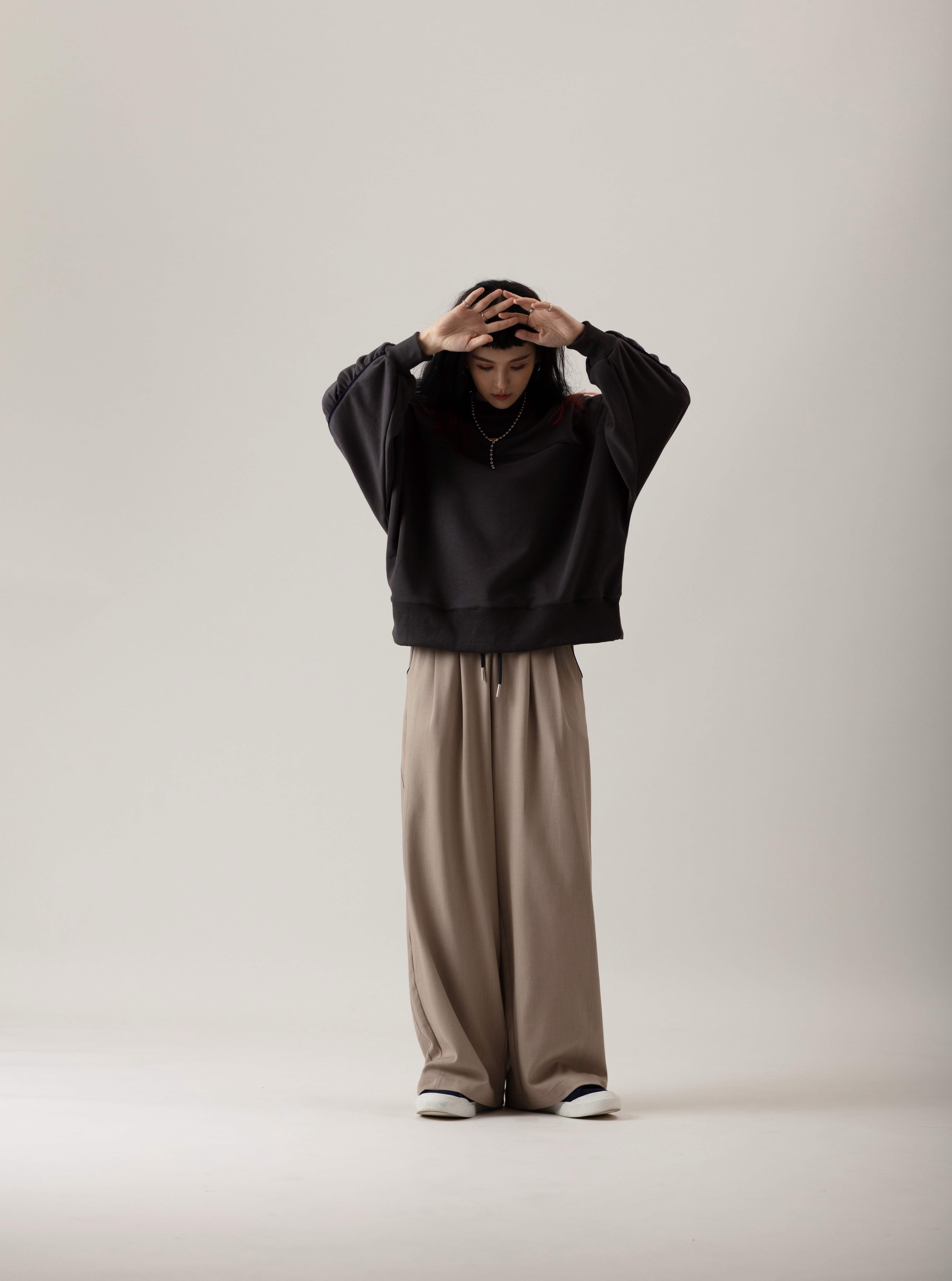 Cloudy-Sleeve Crew Neck | Charcoal Gray