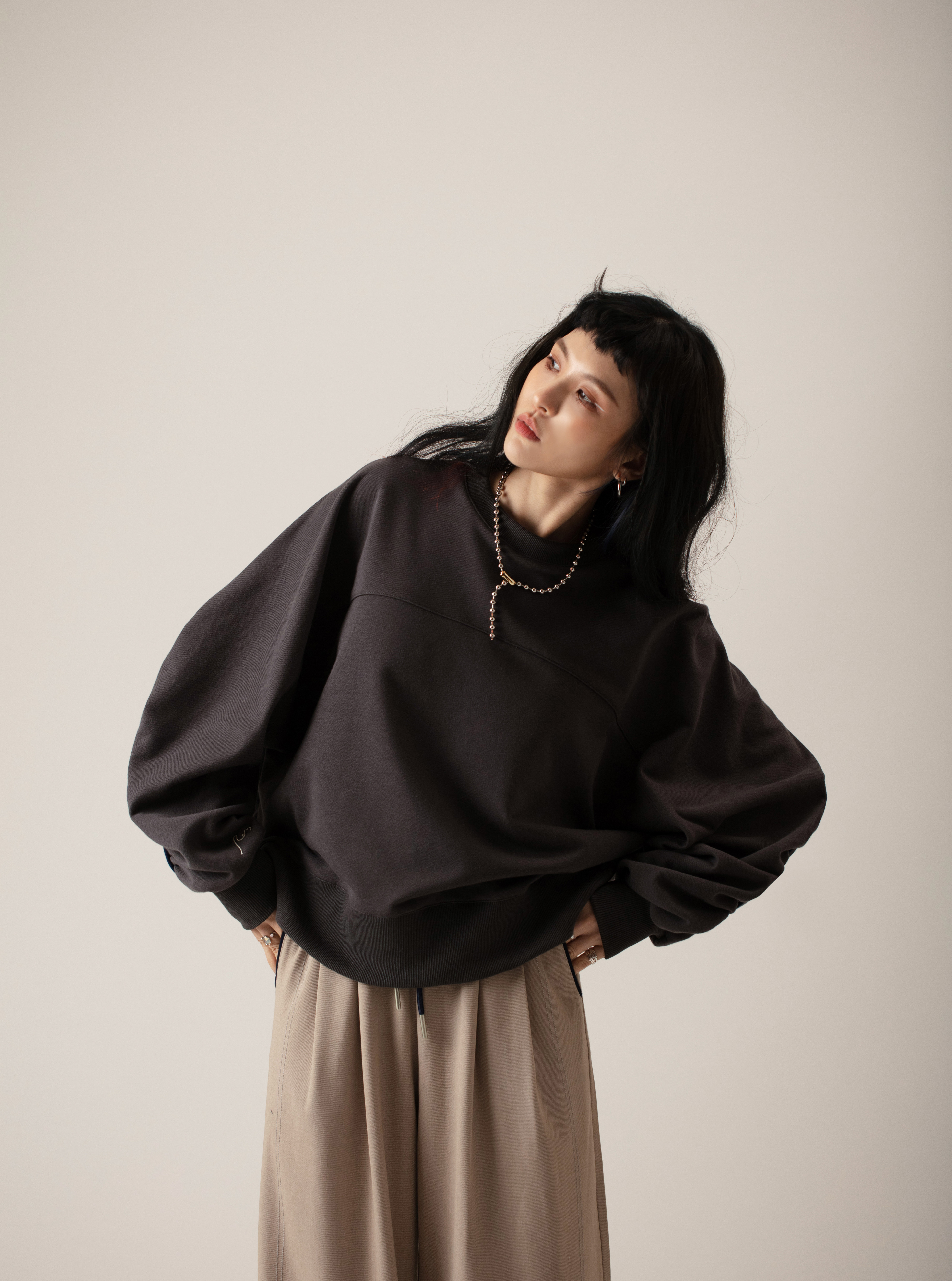 Cloudy-Sleeve Crew Neck | Charcoal Gray