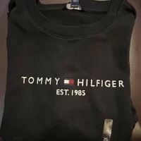 [S] TOMMY HILFIGER WOMEN'S ROUND NECK LETTERING LOGO EMBROIDERY SIDE SPLIT LONG SLEEVE SWEATSHIRT,BLACK, 76J3086-001 (STH162)