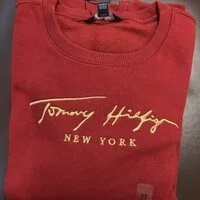 [S] TOMMY HILFIGER WOMEN'S GOLD LETTERING LOGO RAISED SWEATSHIRT,RED, 76J3153-610 (STH163)