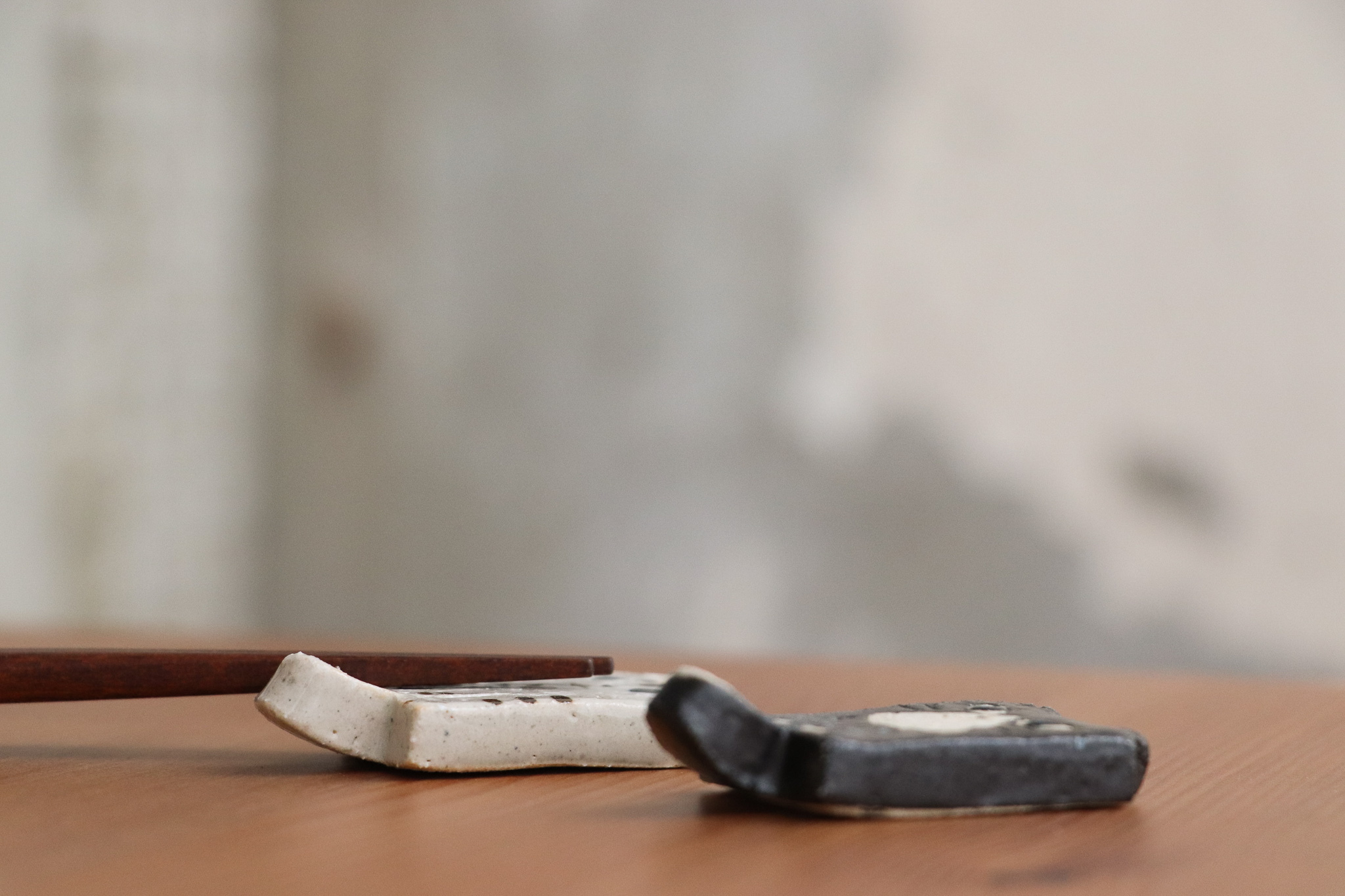 日本 作舍窯 手作粗陶 貓咪筷架