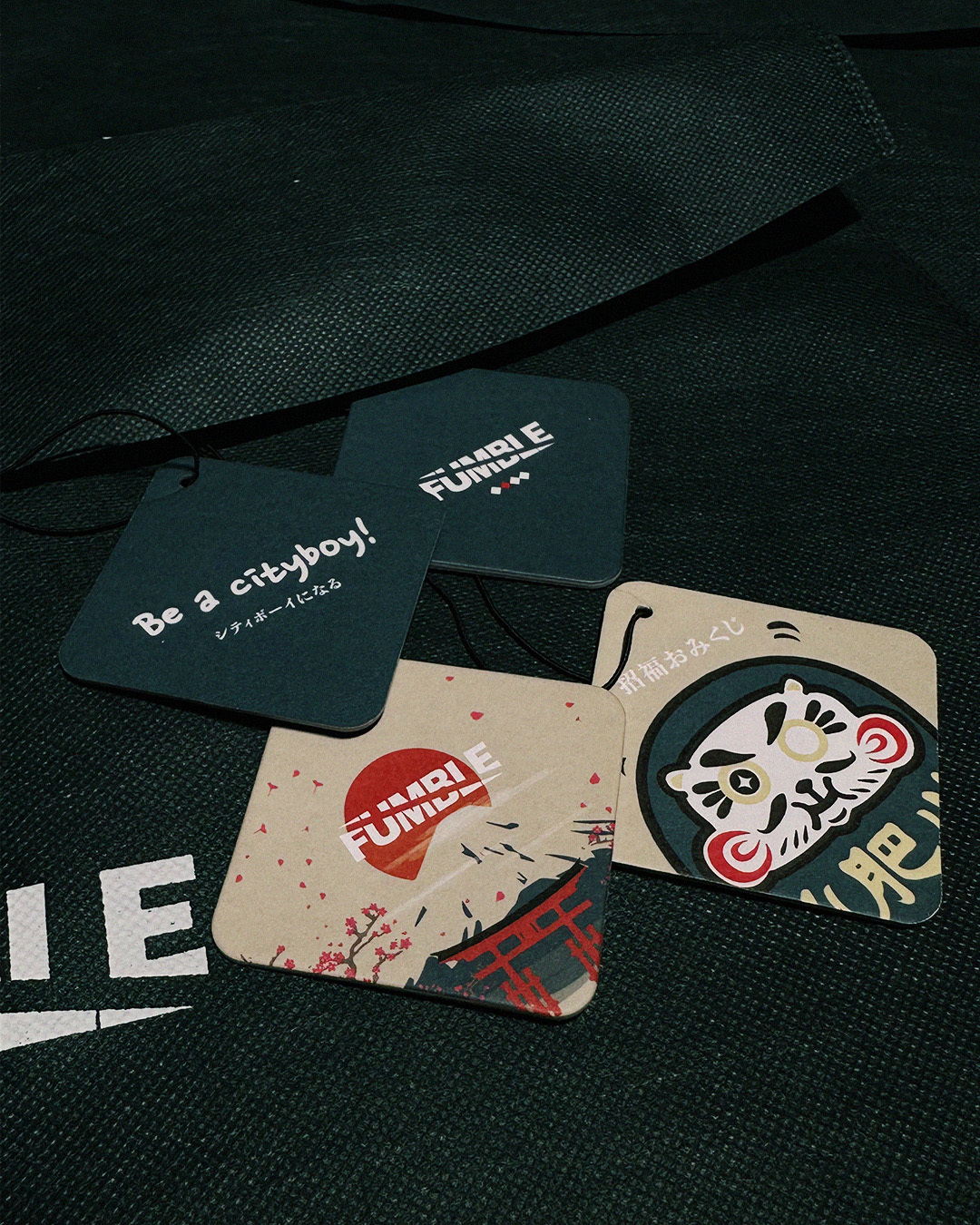 【FUMBLE】放鬆一刻の香薰掛片｜柏木味｜松木味｜一套兩款｜汽車衣櫃可用｜月巴達喵款｜Logo款｜香港原創設計