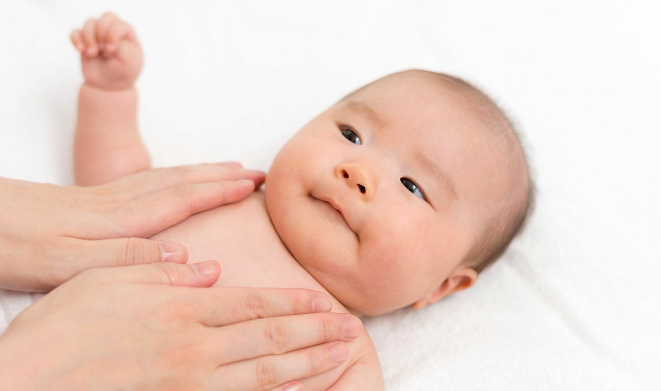 寶寶按摩中的畫面｜逗DOLL SPA好孕寶寶純淨按摩油