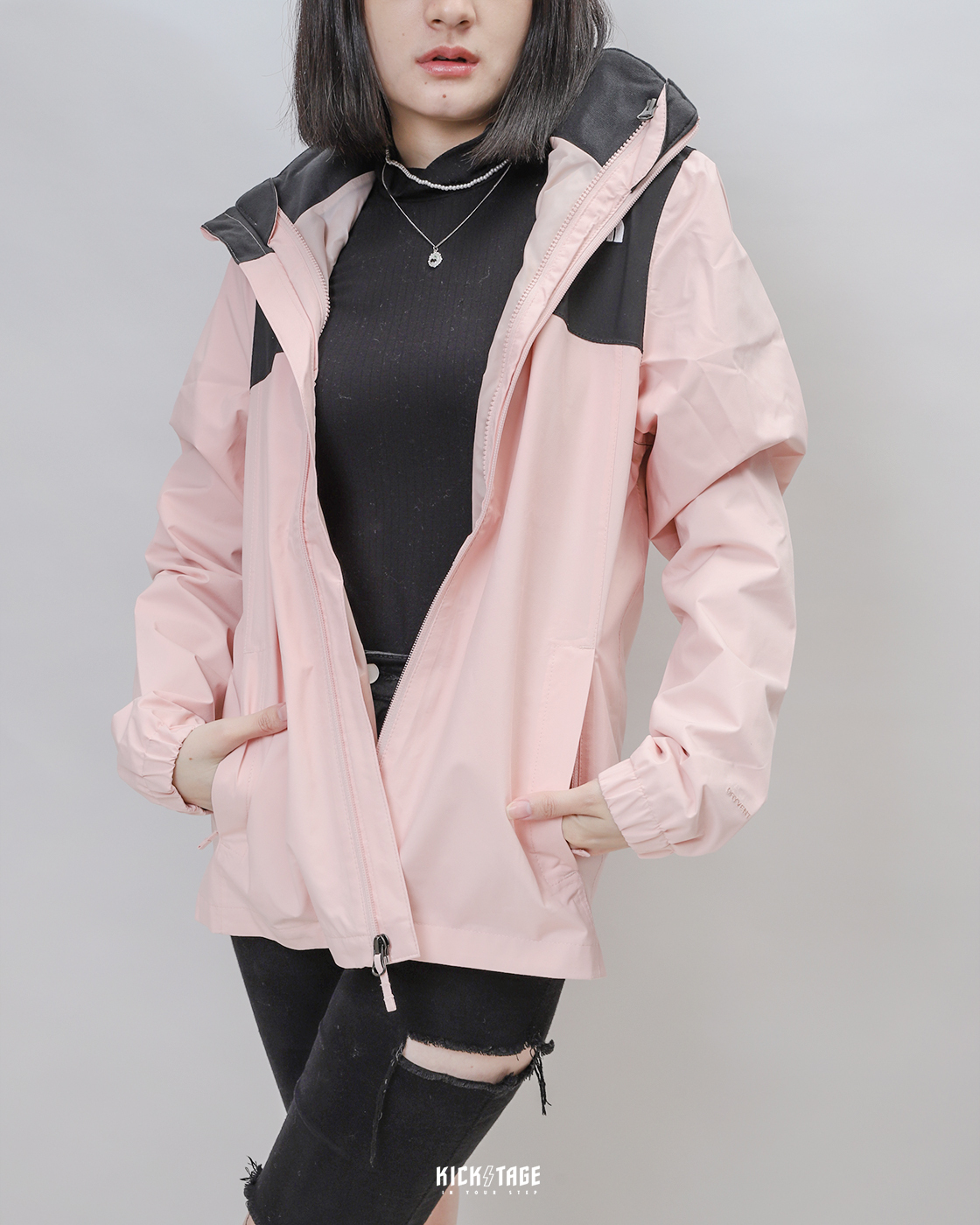 **特價商品售出不退換**女款 THE NORTH FACE 北臉 黑粉 連帽外套 防水 透氣 可收納 撞色【NF0A5AZZYXK】