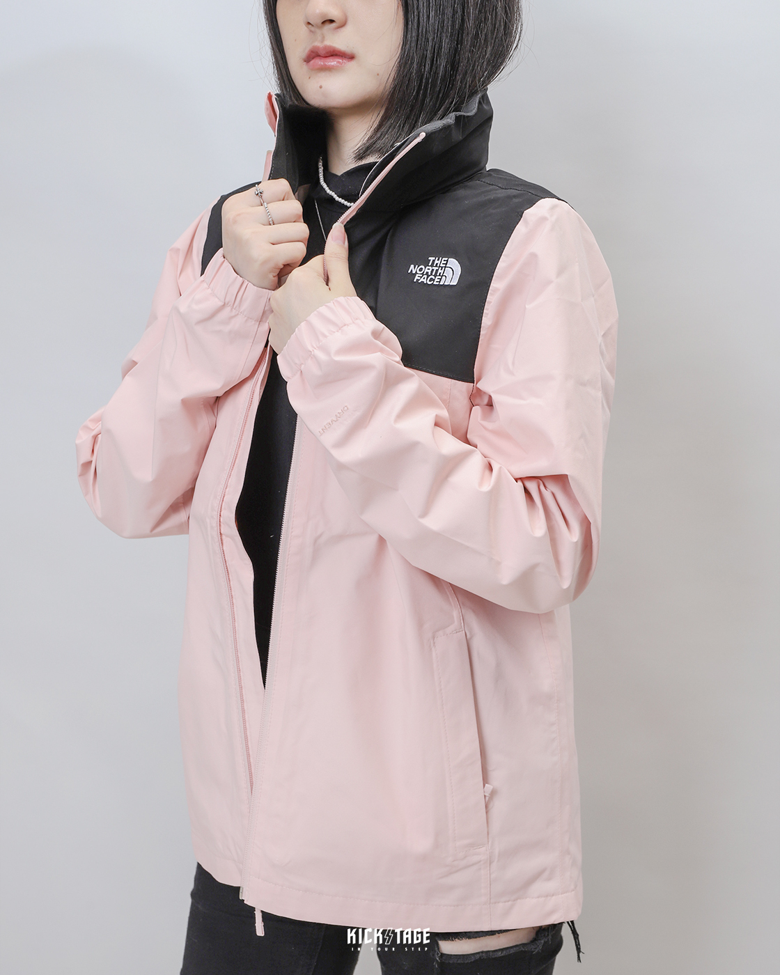 **特價商品售出不退換**女款 THE NORTH FACE 北臉 黑粉 連帽外套 防水 透氣 可收納 撞色【NF0A5AZZYXK】