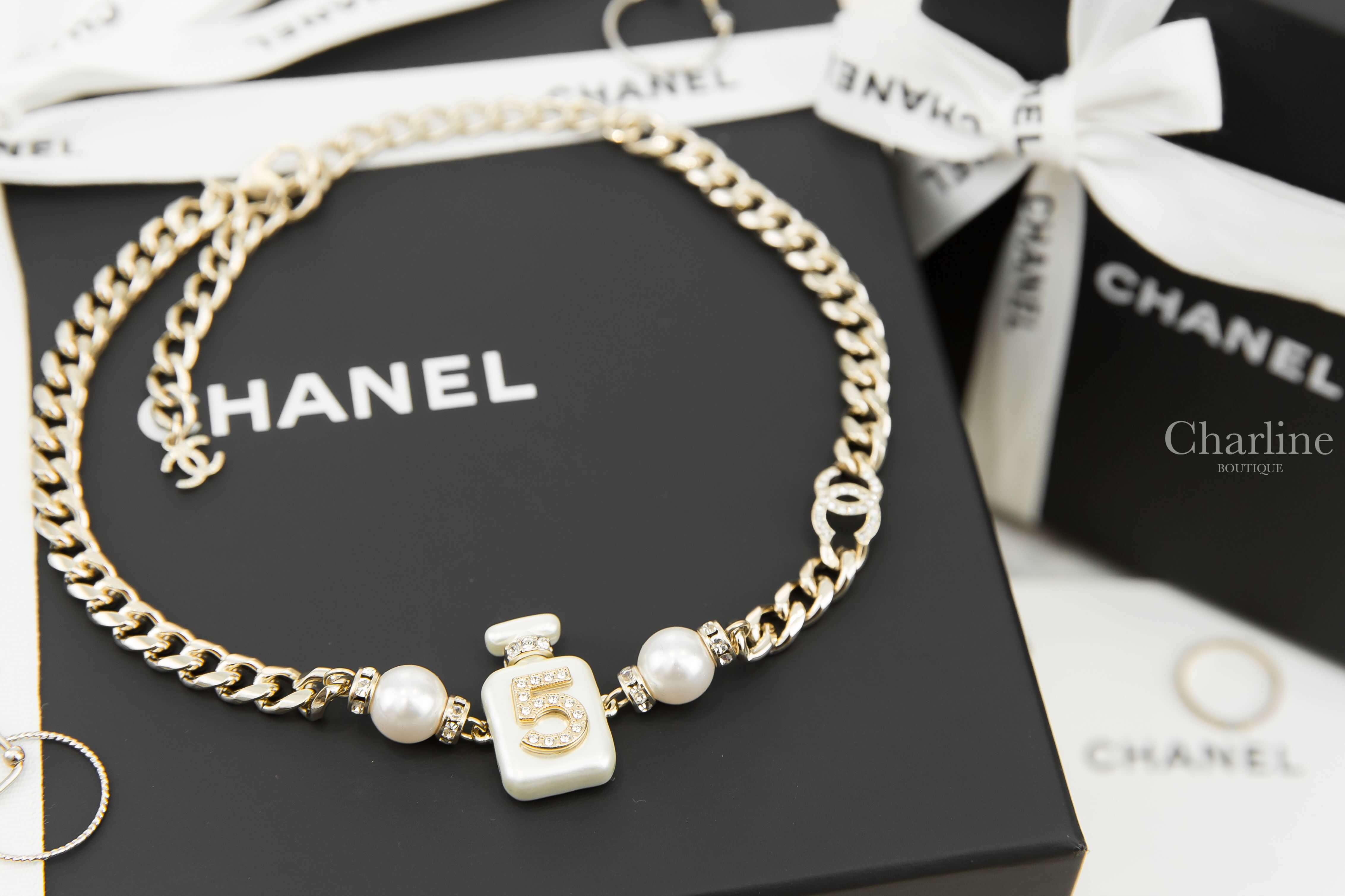 Chanel 金色水鑽CC白色珍珠香奈兒五號香水瓶項鍊-Charline Boutique 