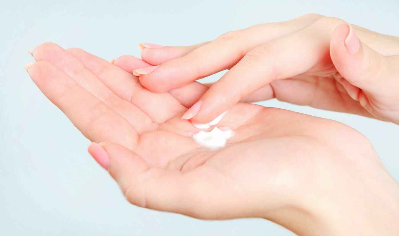 將乳霜及保養油在手心調和的畫面｜逗DOLL SPA石墨烯燈泡面膜