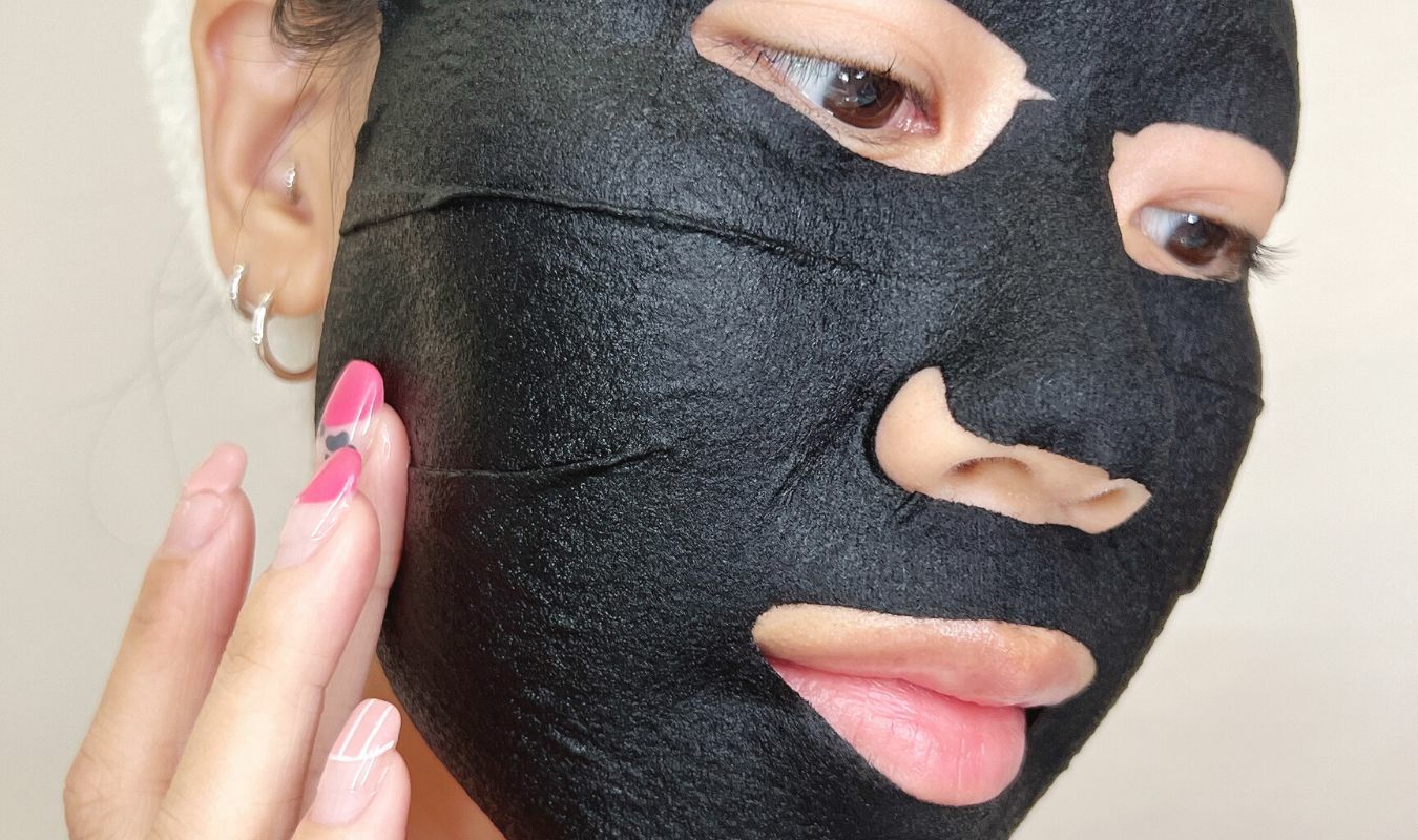 敷著石墨烯燈泡面膜的畫面｜逗DOLL SPA石墨烯燈泡面膜