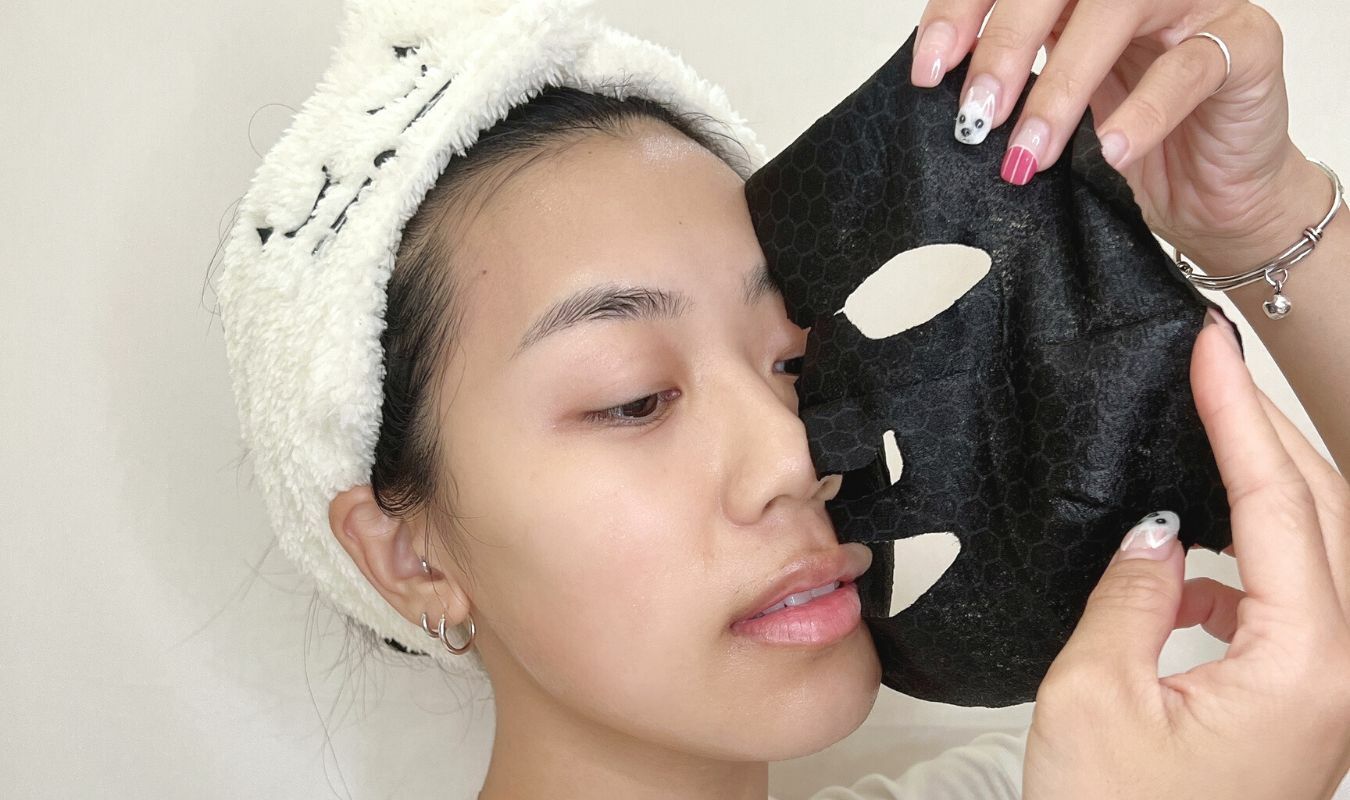 卸下石墨烯燈泡面膜的畫面｜逗DOLL SPA石墨烯燈泡面膜