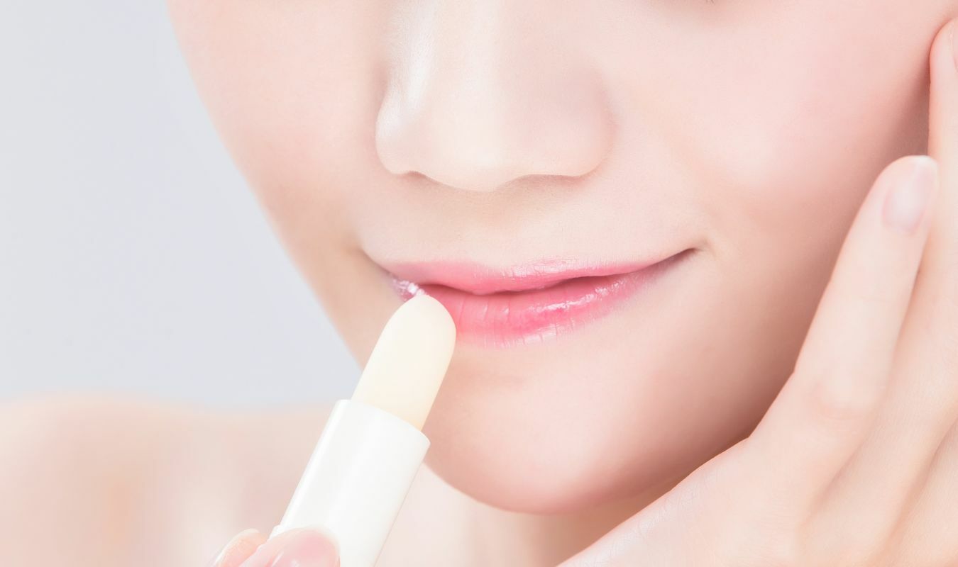 塗抹護唇膏的畫面｜逗DOLL SPA石墨烯燈泡面膜