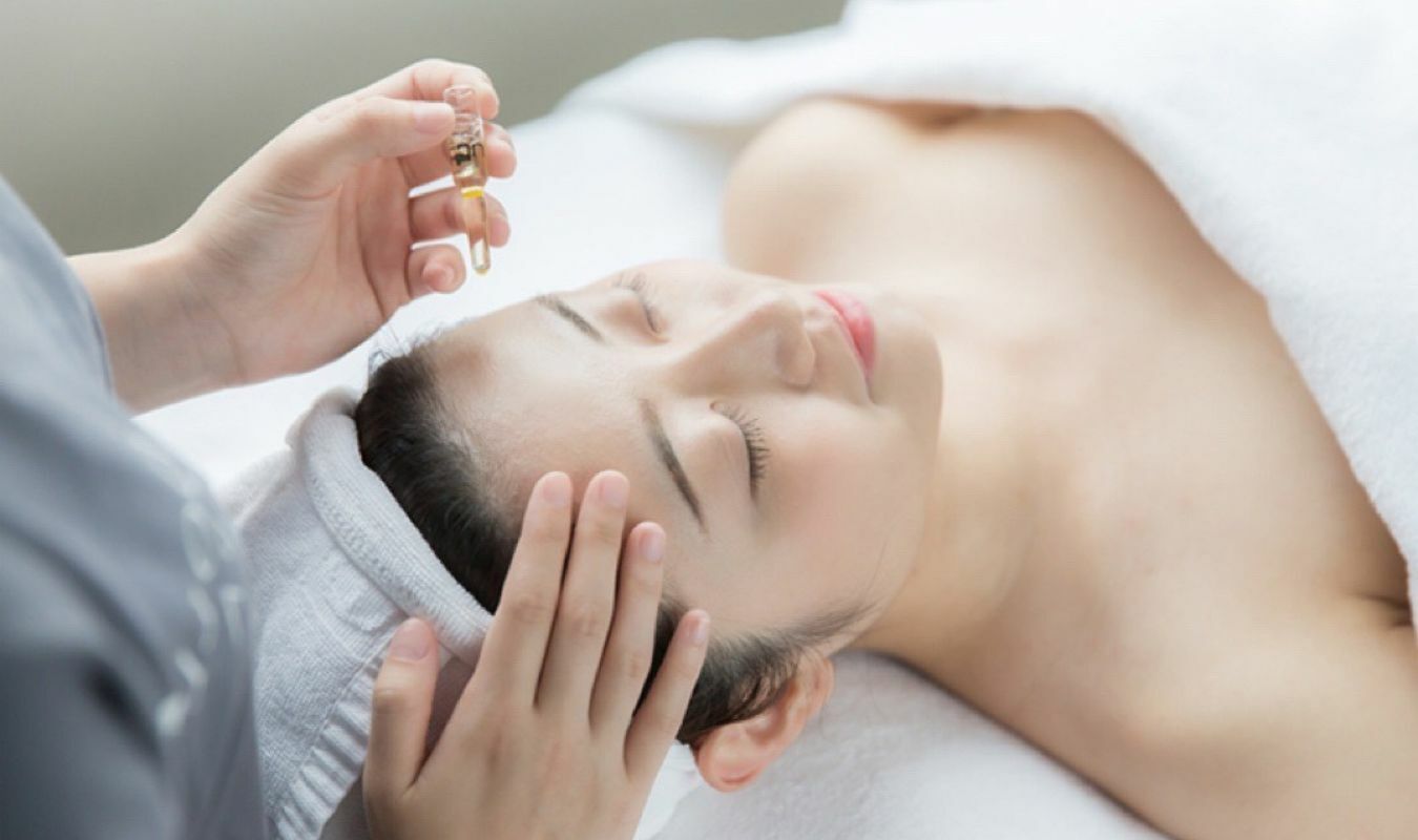 逗DOLLSPA蜂毒激活課程按摩中的畫面｜逗DOLL SPA石墨烯燈泡面膜