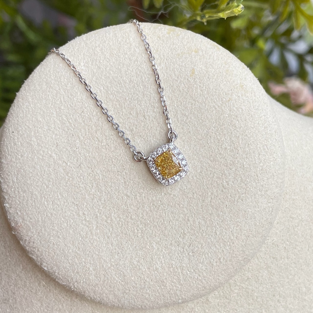 18K金彩黃鑽石吊墜套鍊 - 枕形