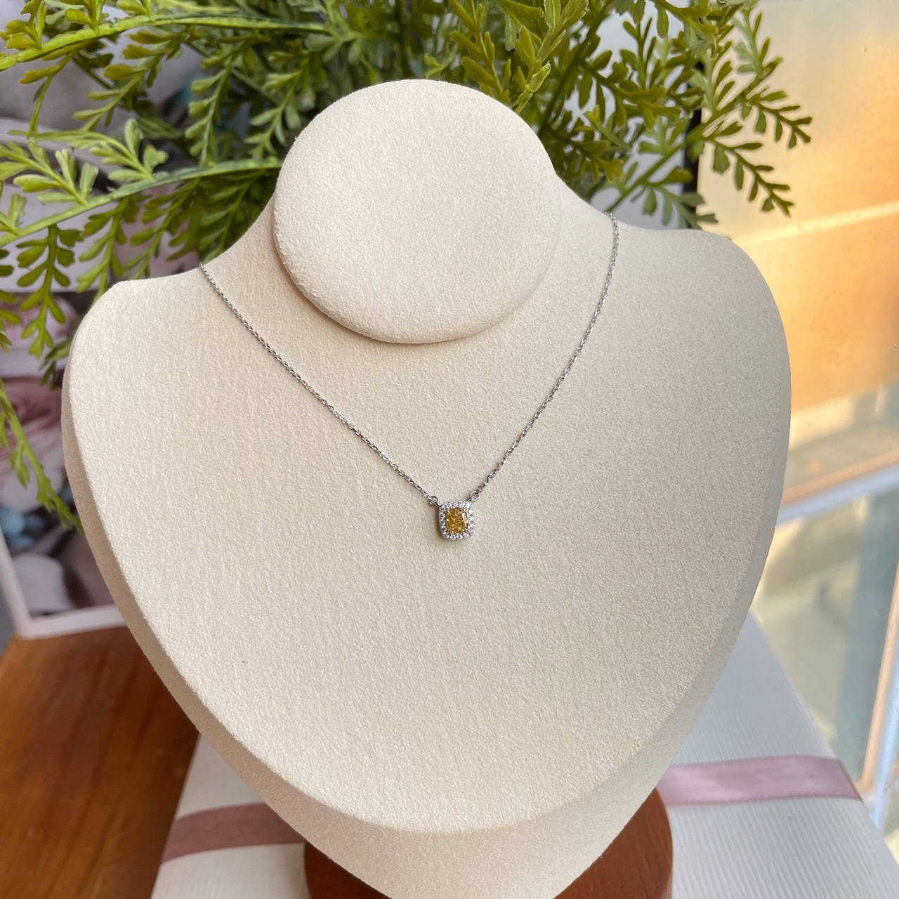 18K金彩黃鑽石吊墜套鍊 - 枕形