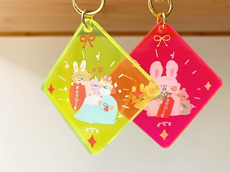 狗狗的小跳步，繪蹦砰｜方型螢光壓克力吊飾｜黃｜紅蘿蔔
