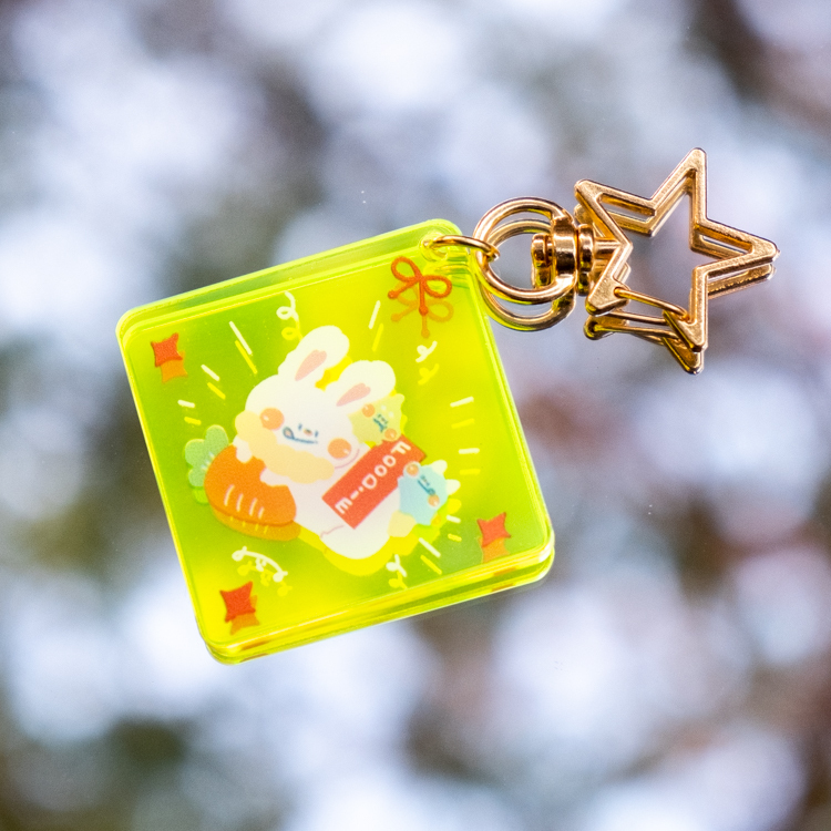 狗狗的小跳步，繪蹦砰｜方型螢光壓克力吊飾｜黃｜紅蘿蔔