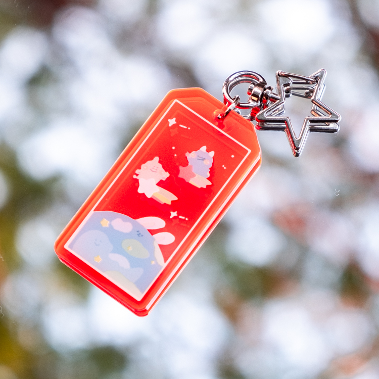 狗狗的小跳步，繪蹦砰｜長型螢光壓克力吊飾｜地球兔兔