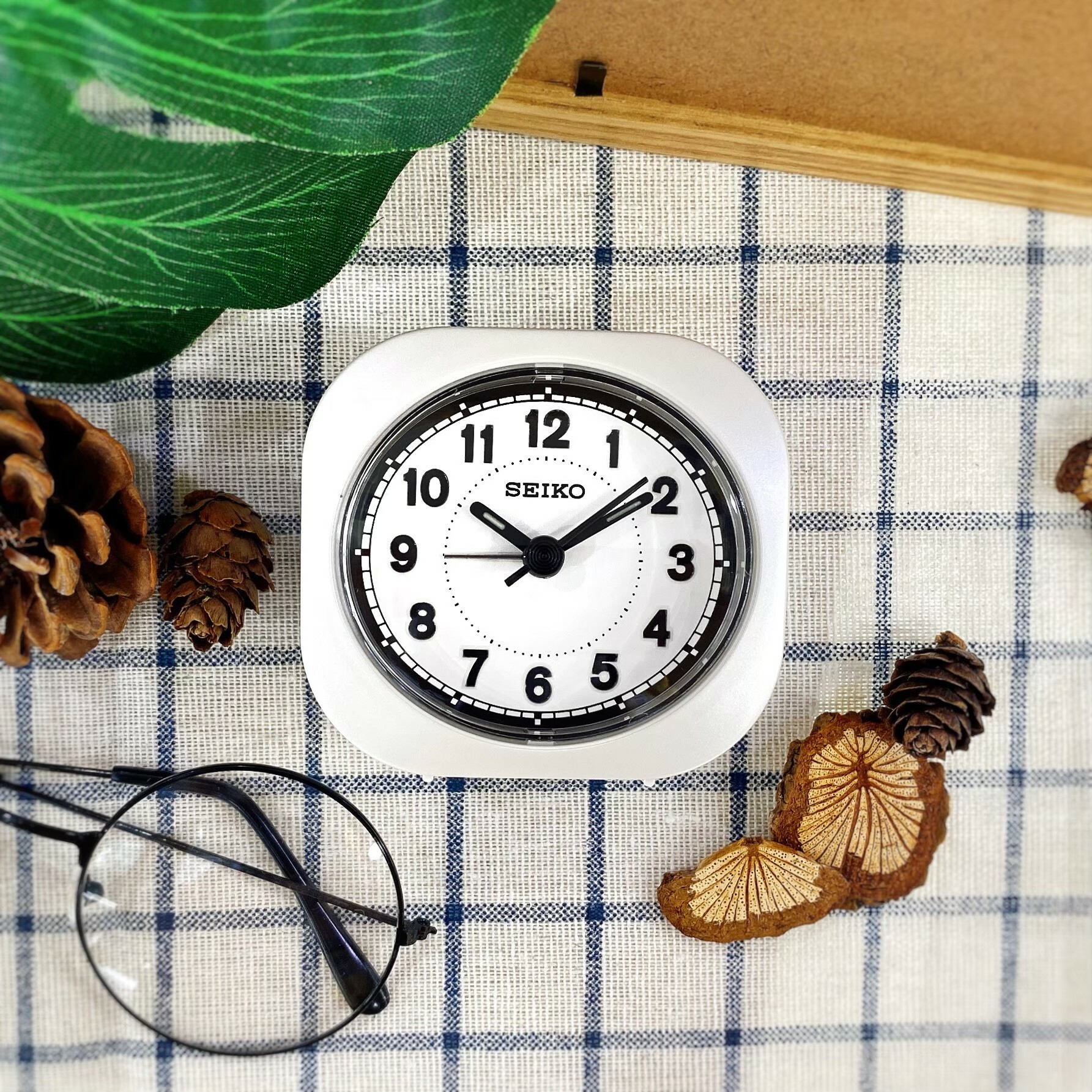 【SEIKO 精工】精工數字靜音嗶嗶聲鬧鐘  QHE121W(白)/QHE121S(銀)  7.3cm X 7.2cm X 3.8cm 現代鐘錶