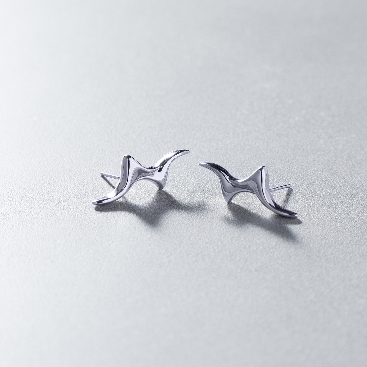 【BLUZ】925s 純銀瞬態流線耳針