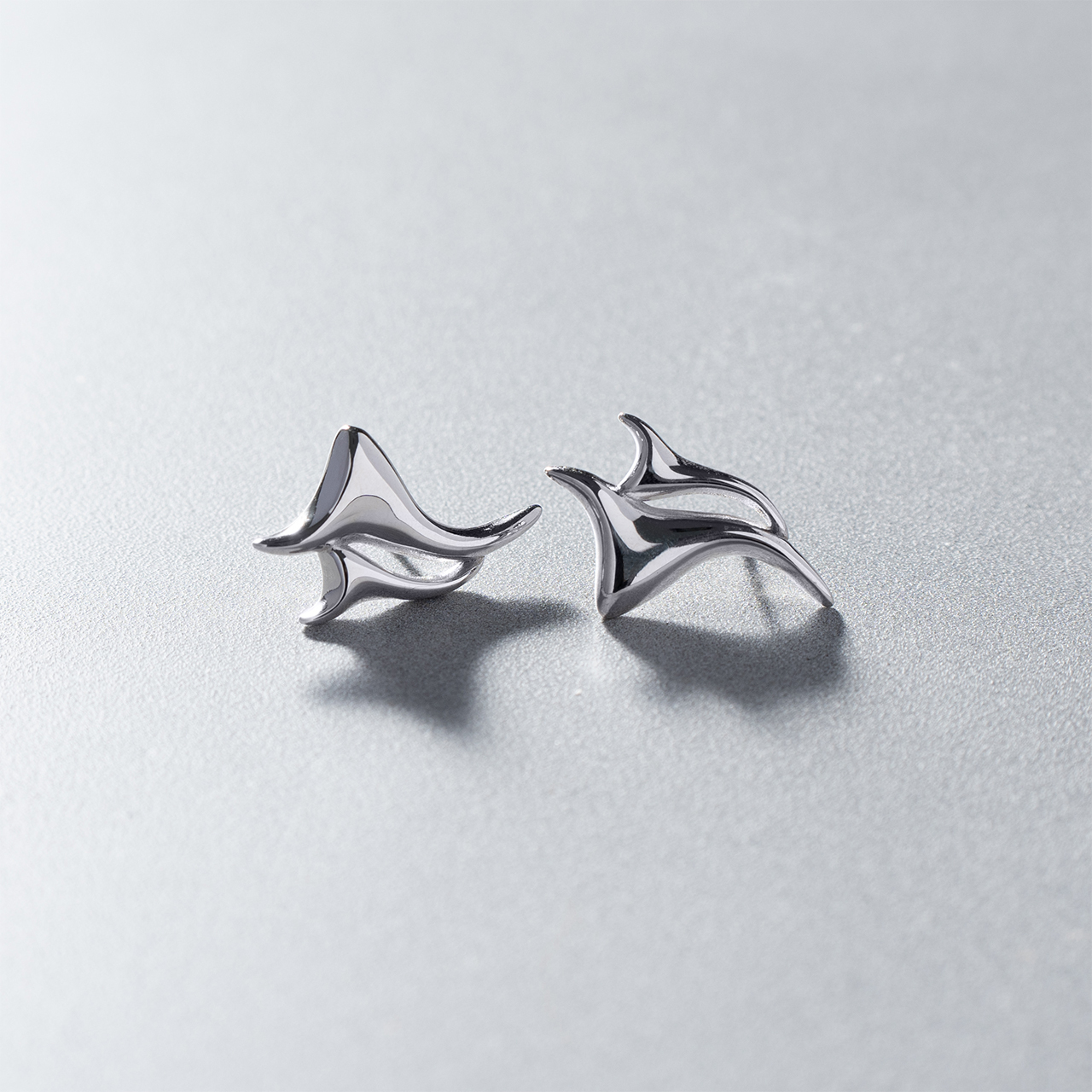 【BLUZ】925s 純銀複弧流線耳針