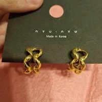 [S] NYU.NYU GOLD DOUBLE TWISTED PUSH BACK EAR STUD, SNN103 (SNN103)