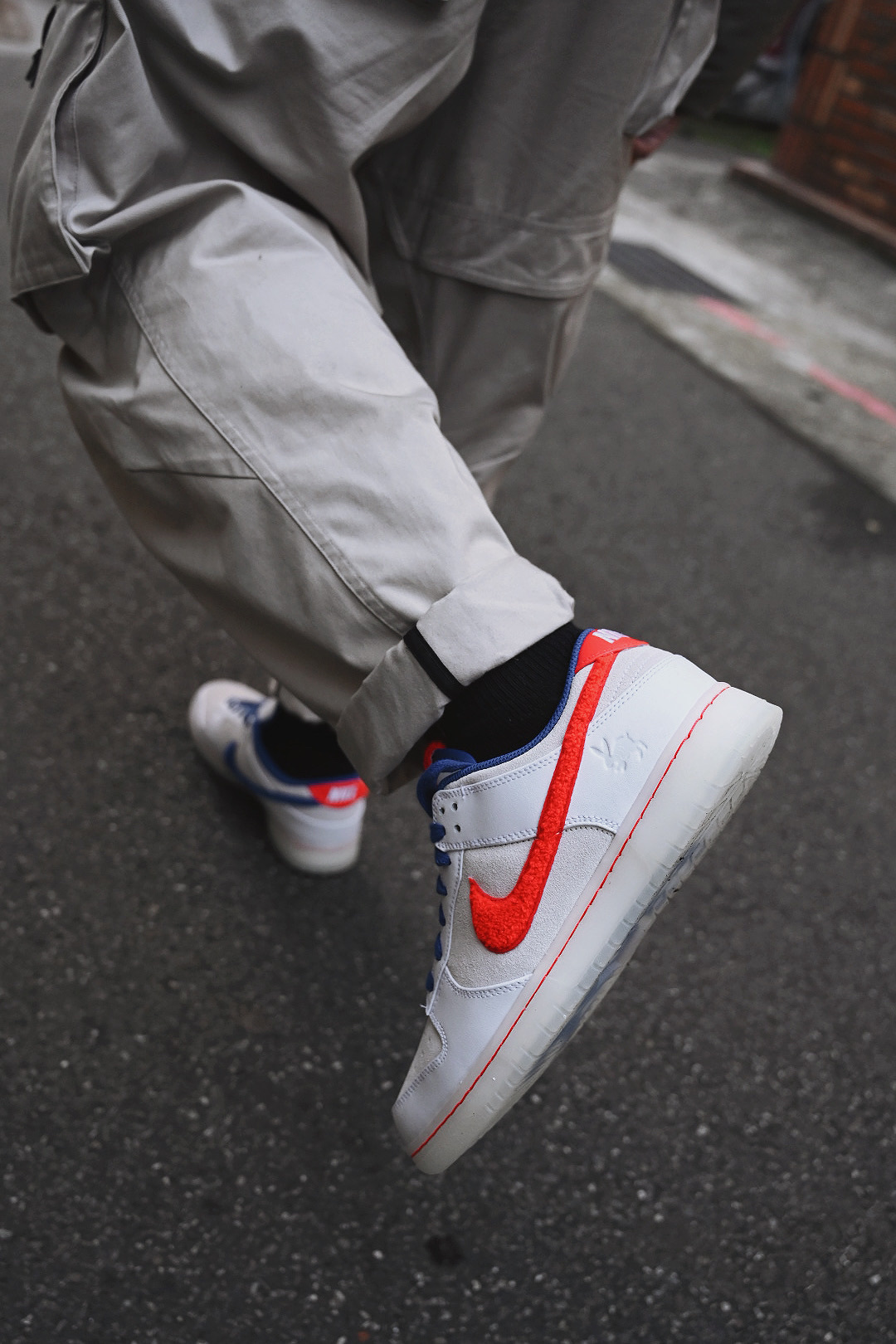 兔年限定>Nike Dunk Low Retro PRM 白藍紅冰底男款(FD4203161)