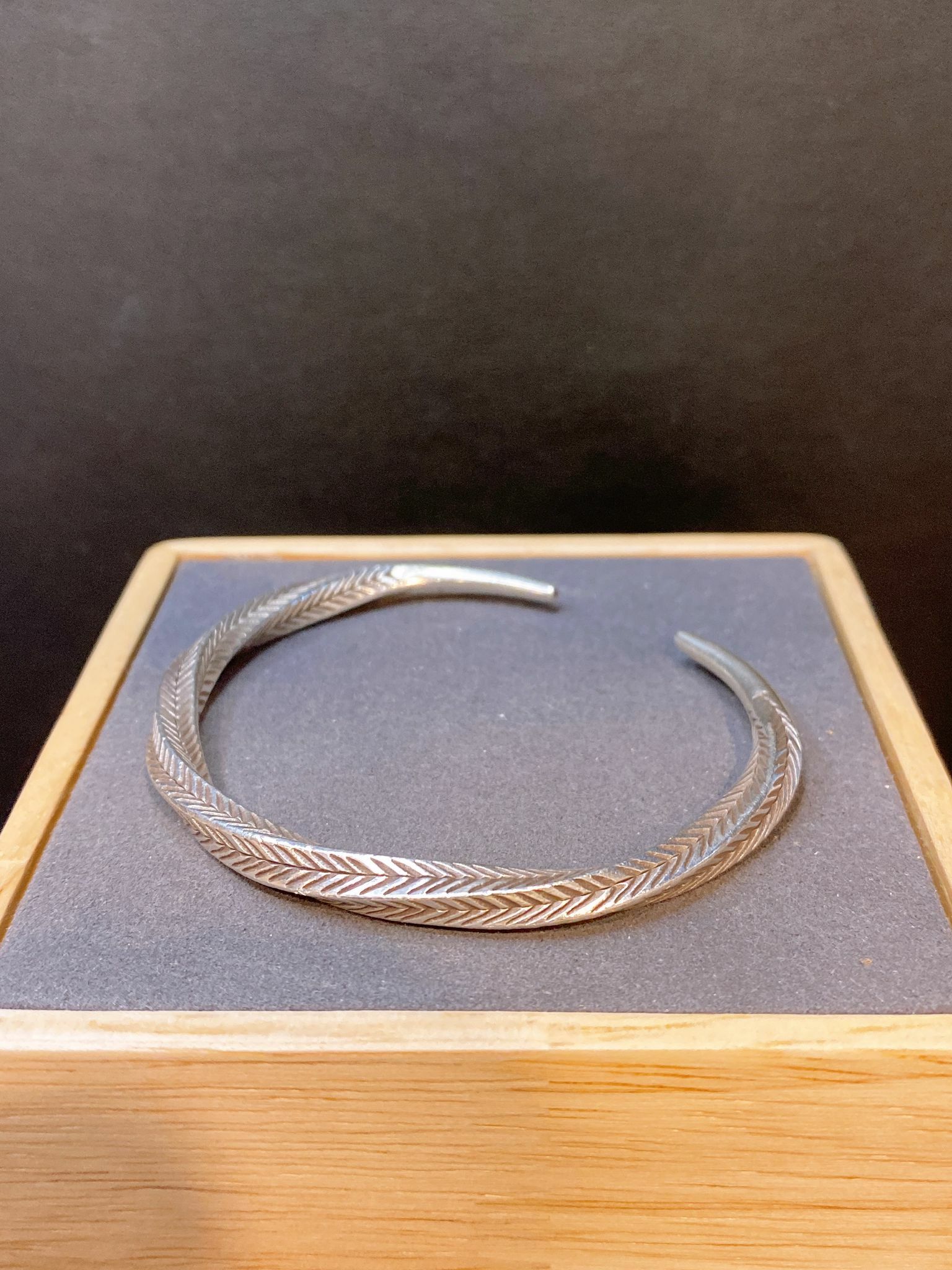 泰國直送 Infinity原創設計純銀手工扭紋箭手鐲 (開口款) SB011