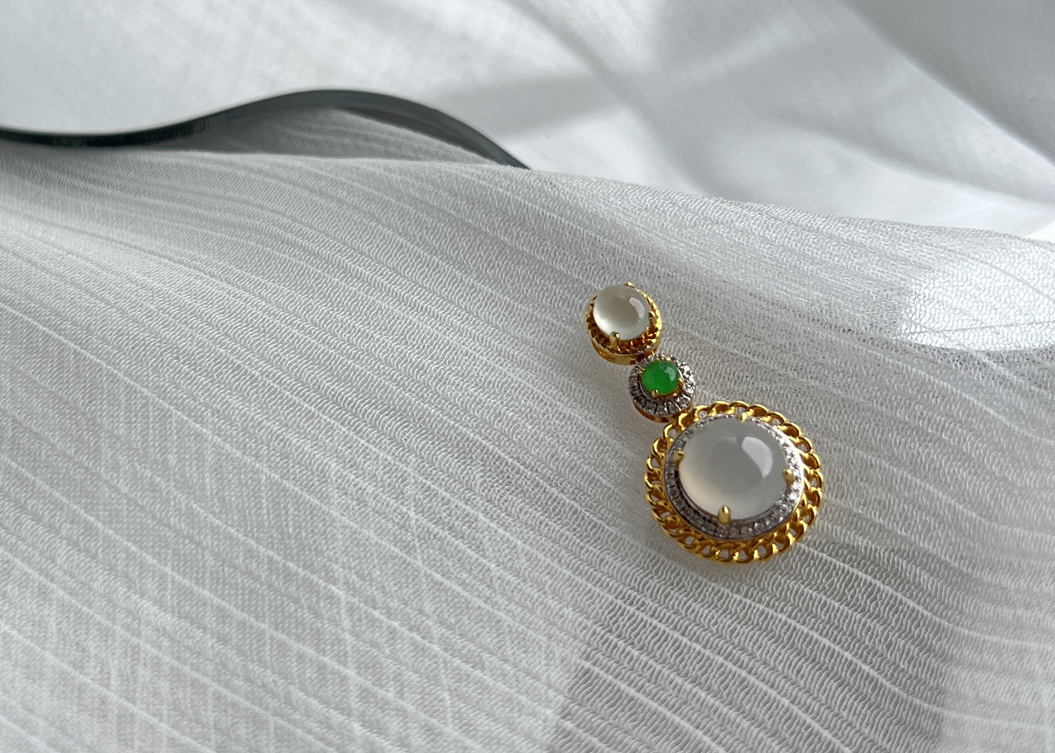 鑲嵌高冰玻陽綠墜飾