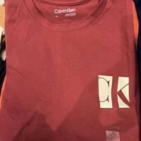 [S] CALVIN KLEIN LOGO PATCH,T-SHIRT,MAROON, SP40579624-40JP820601 (SCK183)