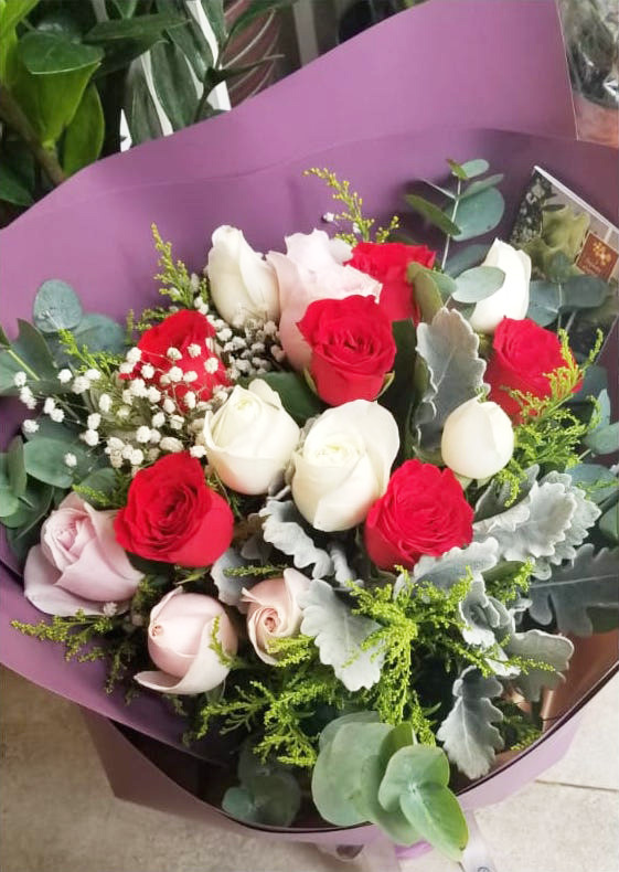 【F】12枝雜錦玫瑰花束