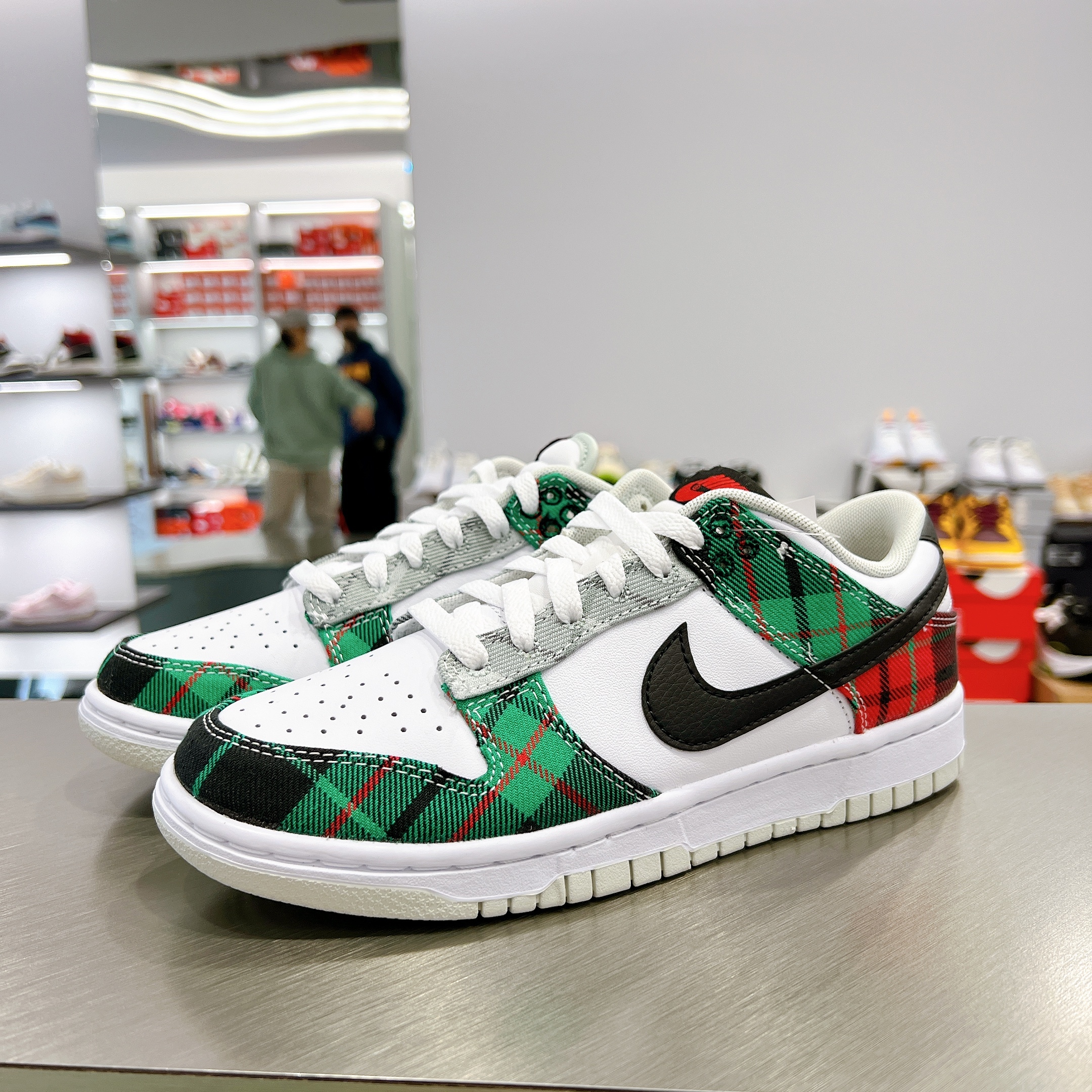 ap6g4vu04Nike Dunk Low Retro PRM 白綠綠紅格紋英倫風【DV0827100