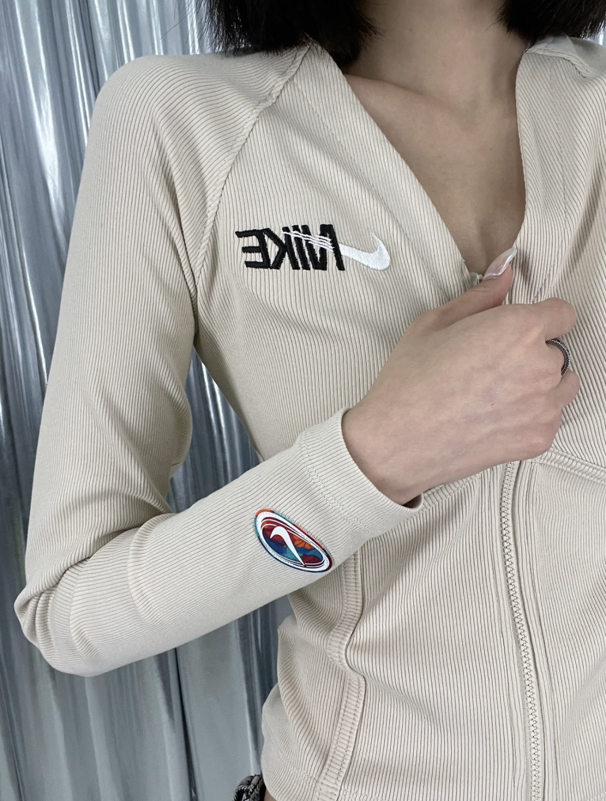 NIKE NSW W CNY V領開襟 雙向拉鍊 刺繡 貼身馬甲 辣妹長T 白色/奶茶 (FD4797121/126)