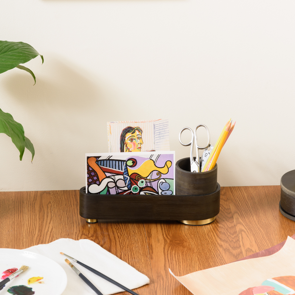 Orson 文具信件收納架 可以展示漂亮的明信片以及作為筆筒使用,具備多功能用途