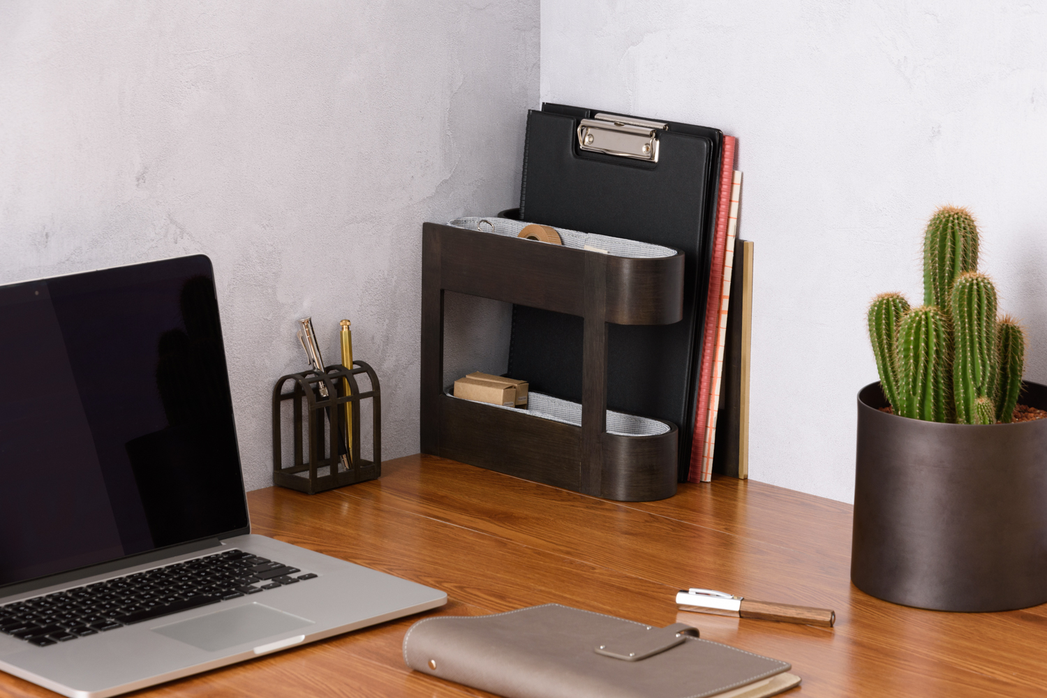 Orson 文件小物收納架 可以貼合牆角放置,聰明利用空間