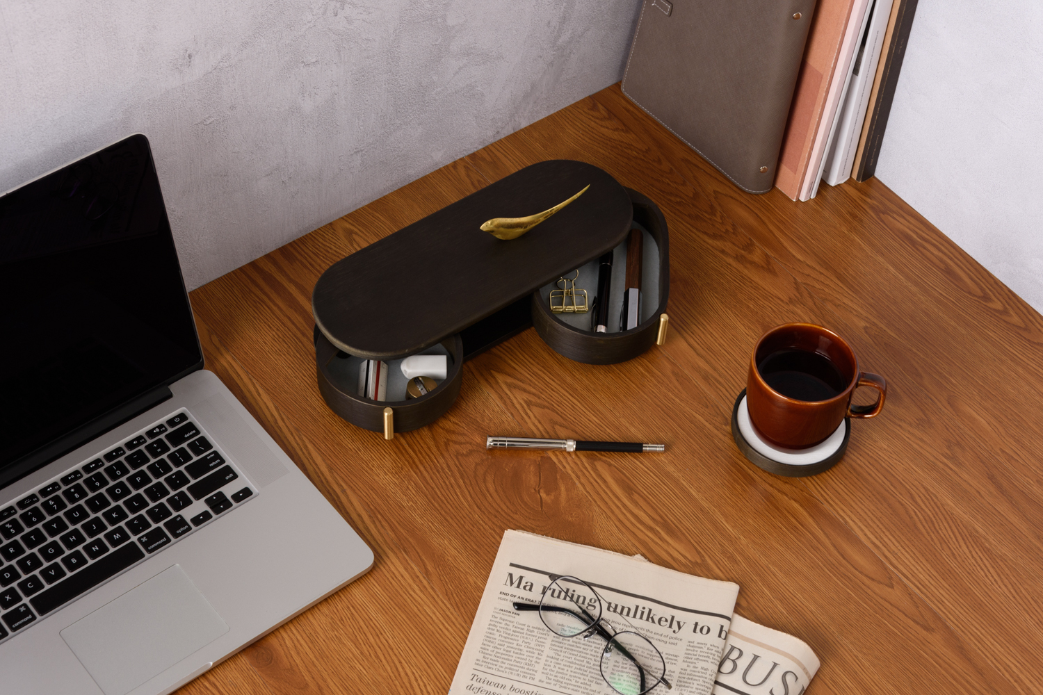 Orson 桌上收納盒 展現深棕色竹子工藝的沉穩魅力