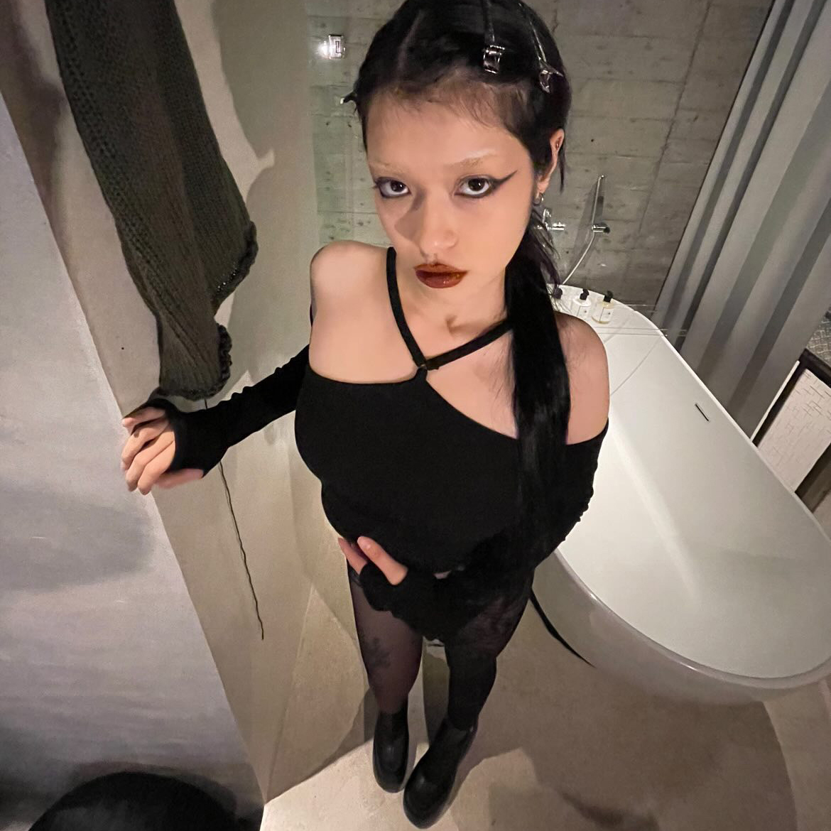 鏤空接袖短版上衣