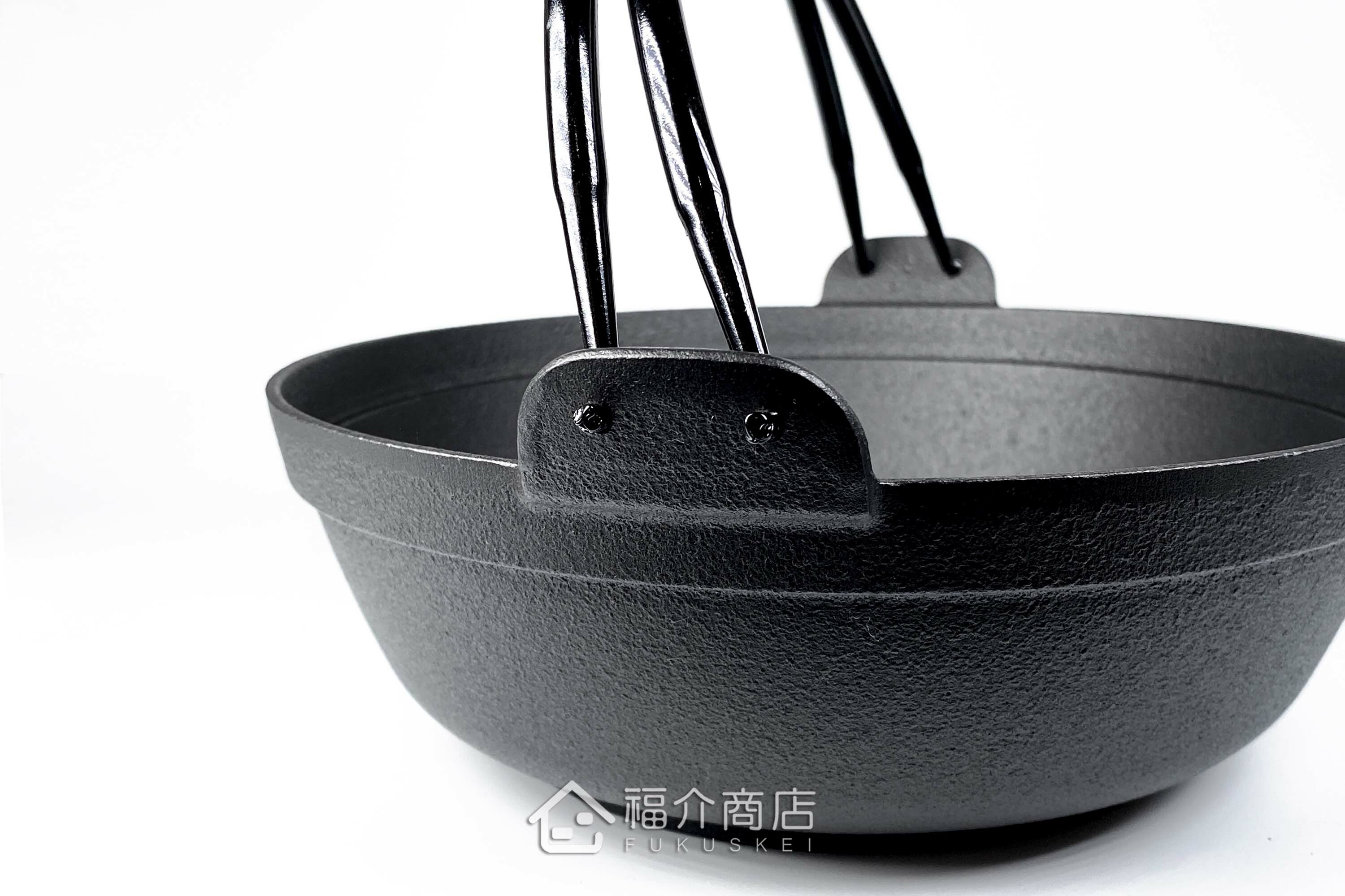 煮火鍋的黑色鐵鍋