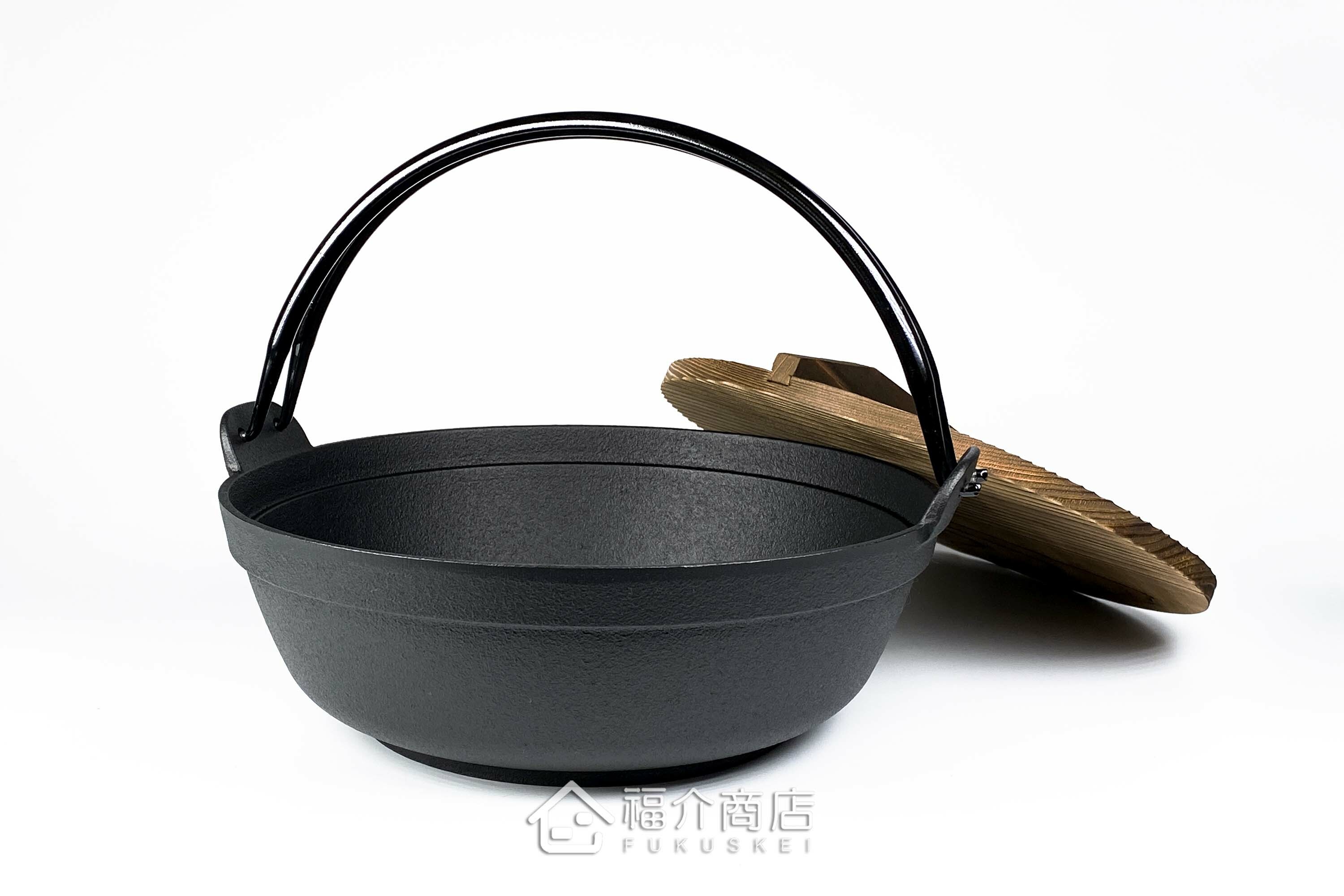 煮火鍋的黑色鐵鍋