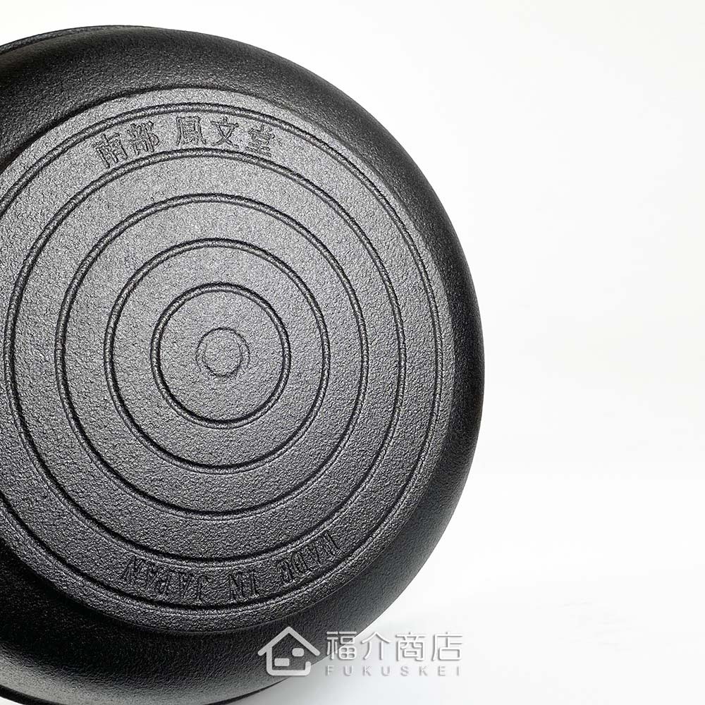 煮火鍋的黑色鐵鍋