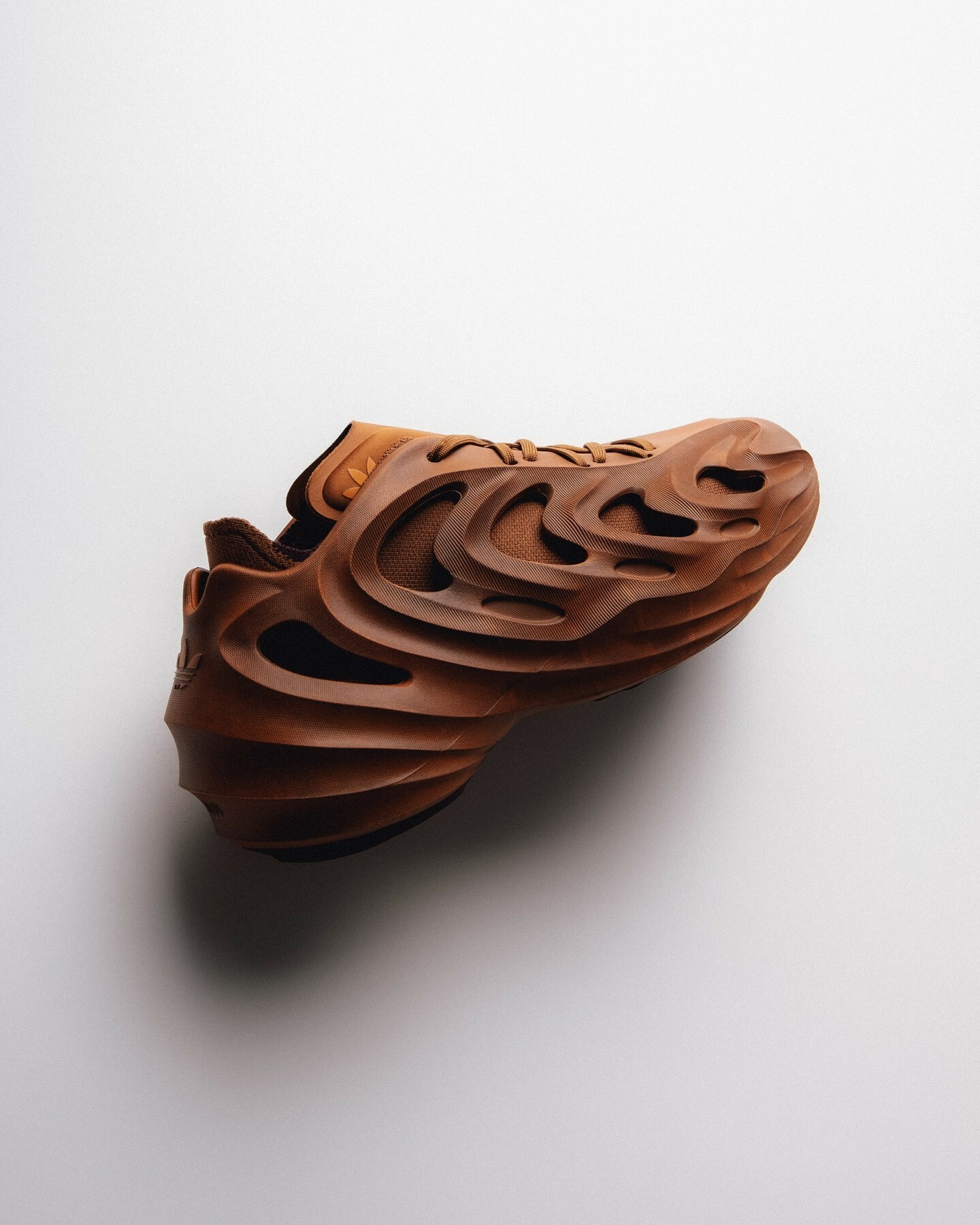 【adidas COS FOMQUAKE 限定鞋款 - 咖啡 】