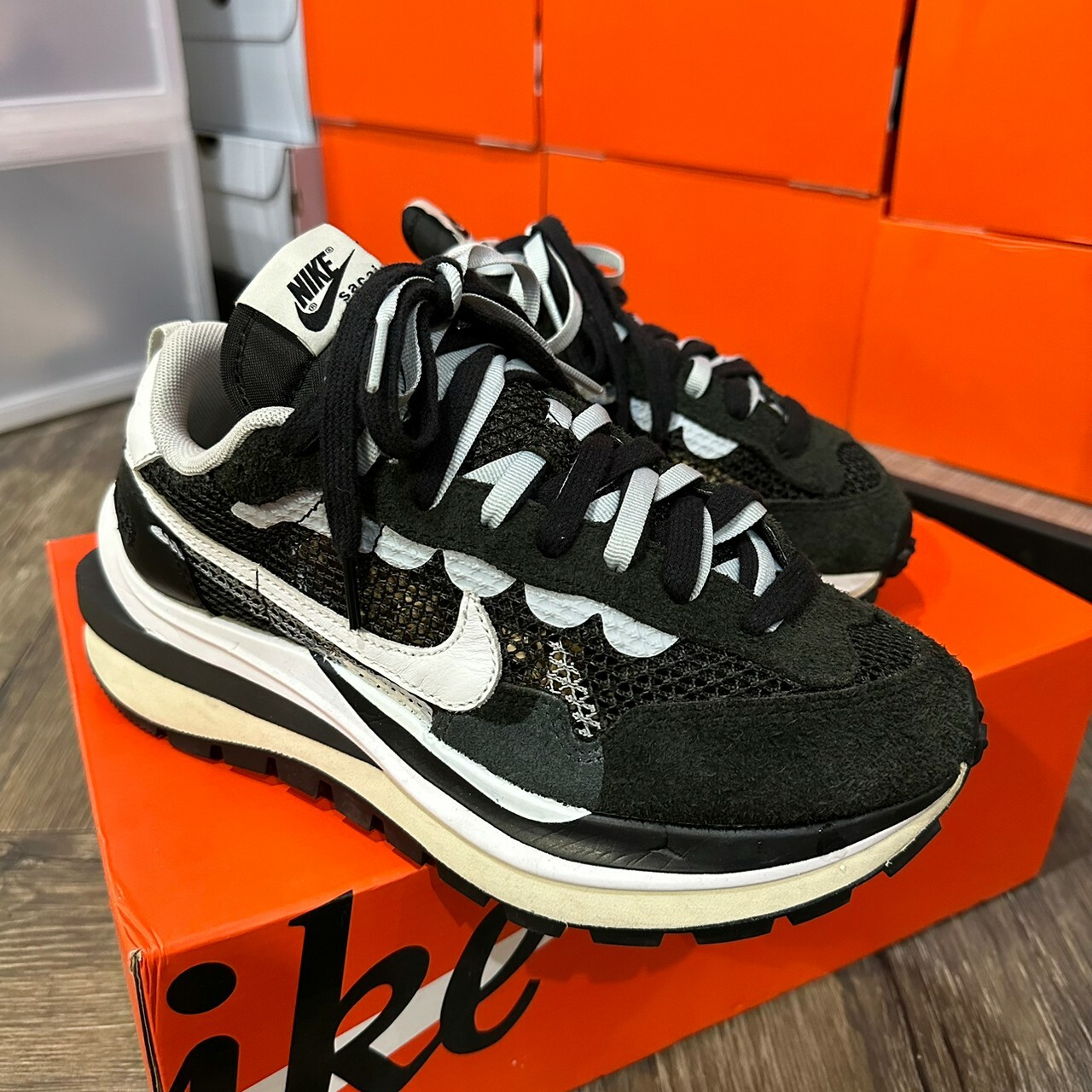 SACAI X NIKE VAPORWAFFLE 黑白解構休閒鞋【CV1363-001】